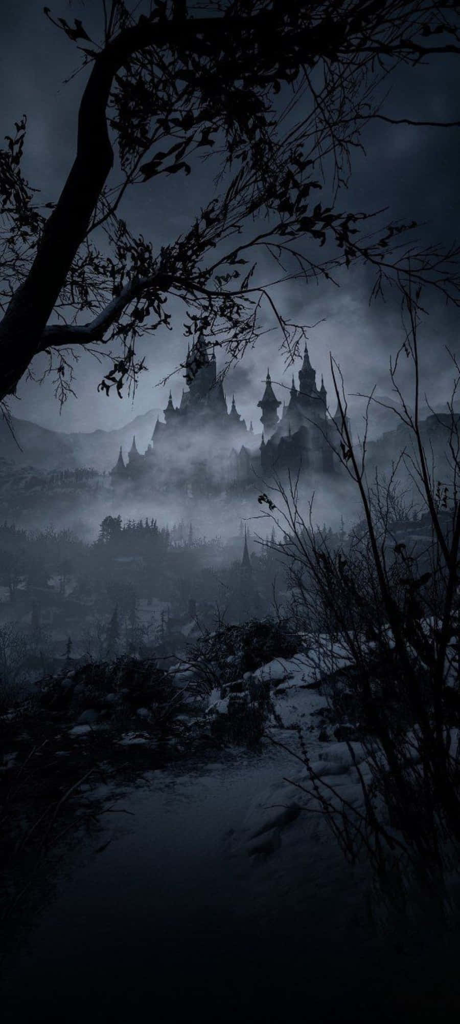Dark Realm 桌布 壁紙 — 一座令人毛骨悚然的哥德式城堡在暴風雪的天空下，透過迷霧和光禿的樹枝若隱若現。