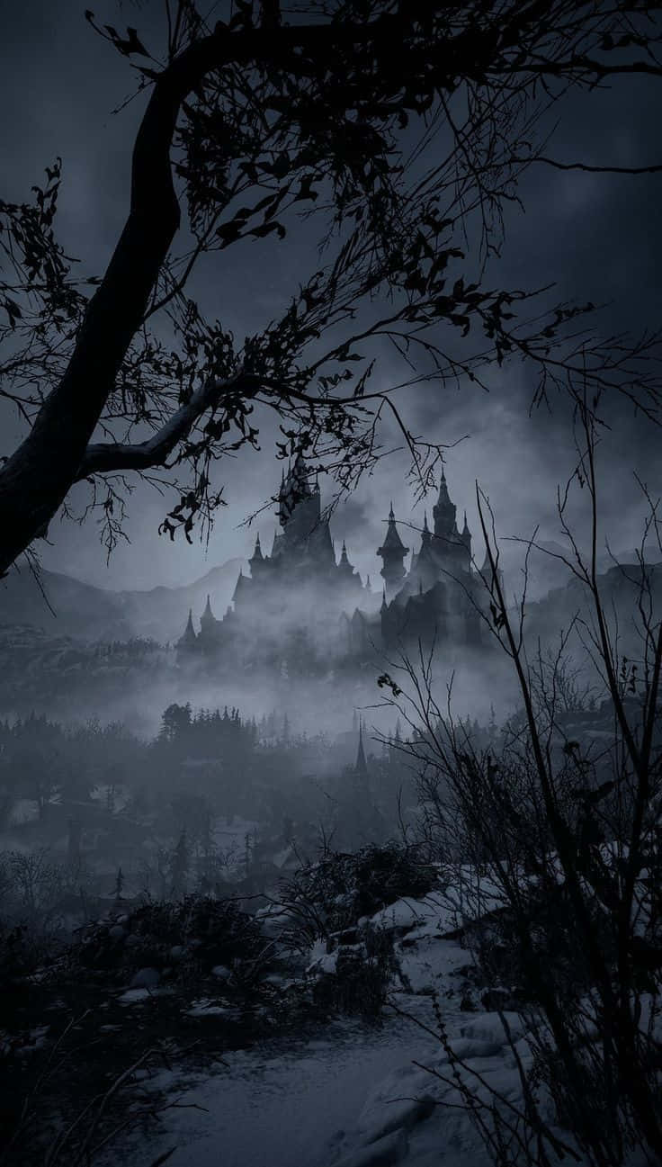 evil 桌布 壁紙 — 一座令人毛骨悚然的哥德式城堡從雪霧中升起，背景是暴風雨夜空的框架，襯著光禿禿的樹枝。