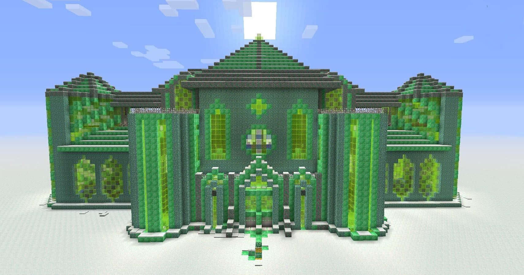 Minecraft Emeralds 桌布 壁紙 — 一座像素化的Minecraft教堂，由綠色和灰色方塊組成，矗立在晴朗的藍天下，有蓬鬆的雲朵。