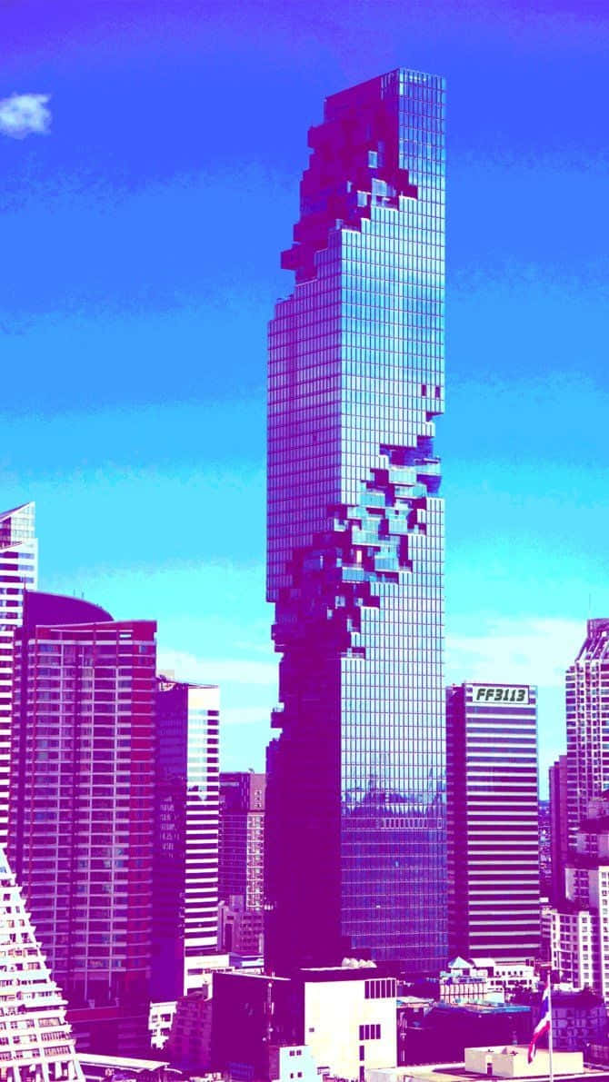 美學手機GIF 桌布 壁紙 — 一座像素化的摩天大樓在充滿活力的藍天下，帶有洋紅色和青色的數位扭曲，聳立於城市天際線之上。