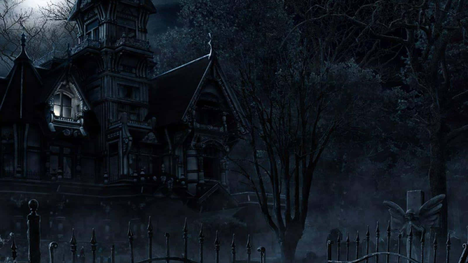 haunted 桌布 壁紙 — 一座哥德式大宅在月光照耀的天空下若隱若現，周圍是光禿禿的樹木和霧氣瀰漫的墓地圍欄。