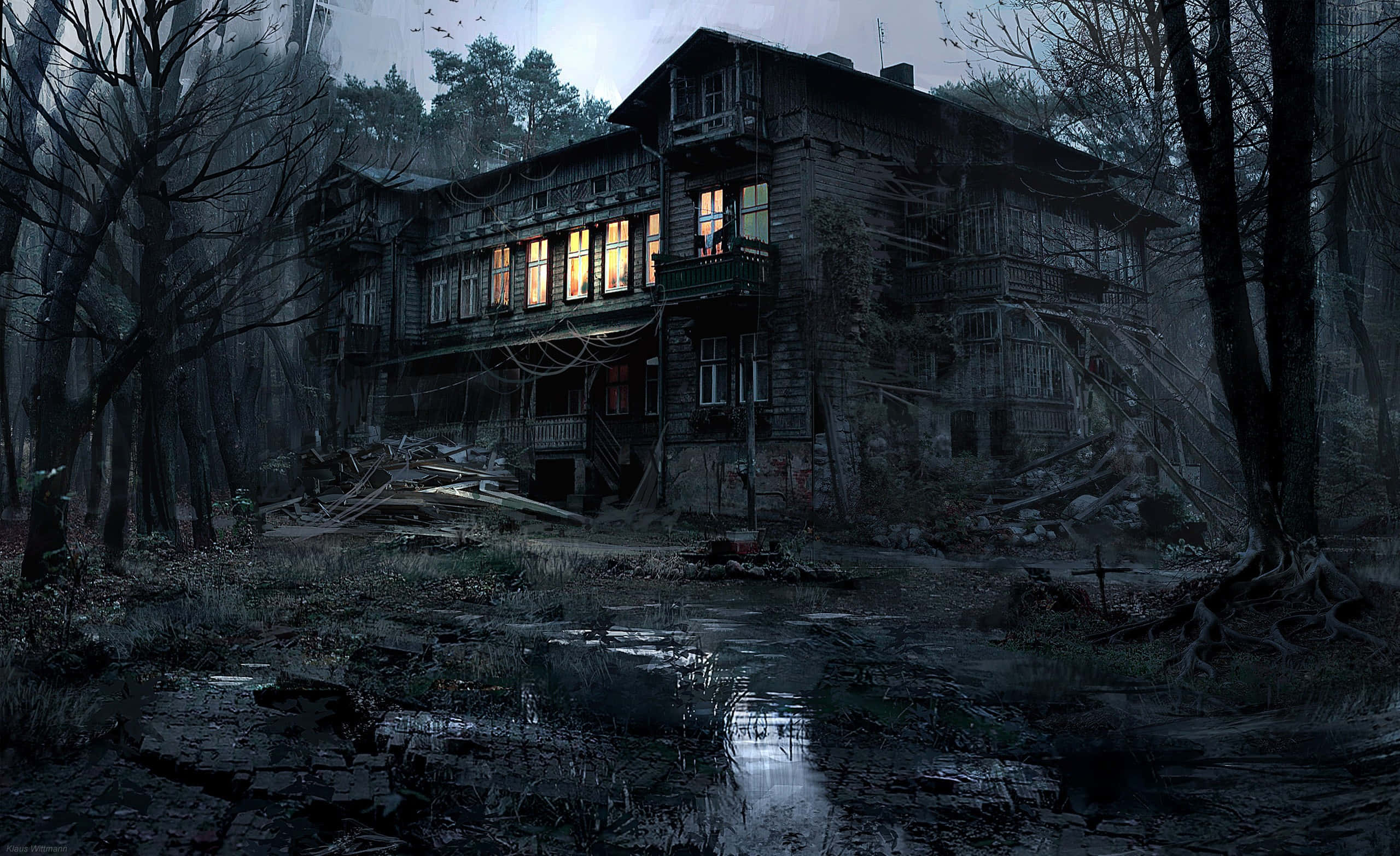 Haunted Forests 桌布 壁紙 — 一座在霧氣森林中腐朽的木屋，窗戶散發溫暖光芒，鳥兒在頭頂飛翔。