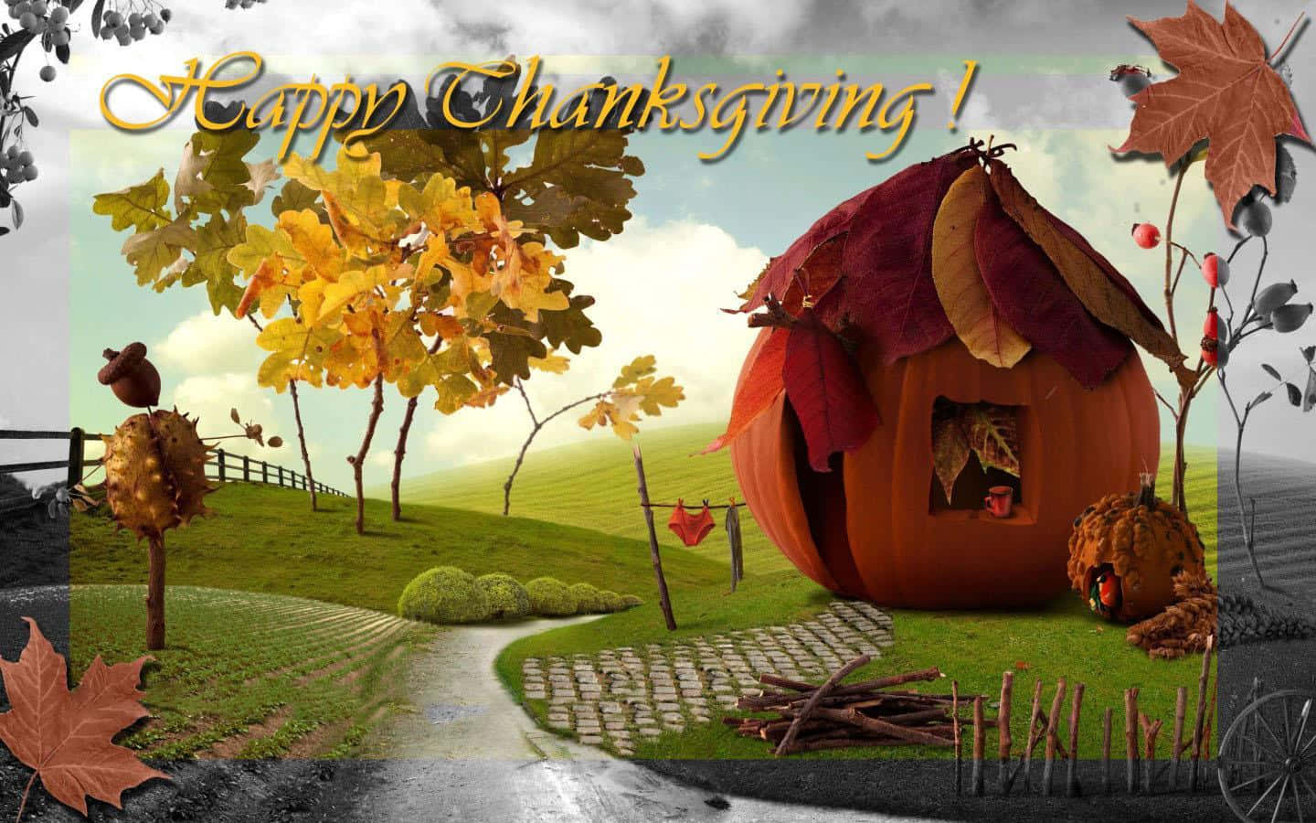 Happy Thanksgiving 桌布 壁紙 — 一座奇幻的南瓜屋，坐落在充滿活力的秋日景觀中，有金色的樹木和蜿蜒的石徑。