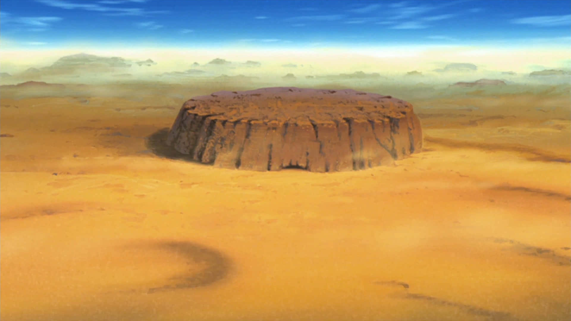 Hidden Sand Village 桌布 壁紙 — 一座孤獨崎嶇的岩石從無盡的金色沙漠沙地中升起，在廣闊的藍天下，遠方籠罩著薄霧。