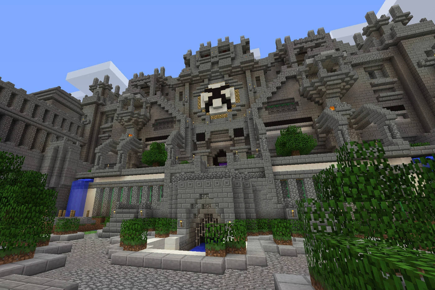 Minecraft城堡，有石牆和綠色灌木，在藍天下