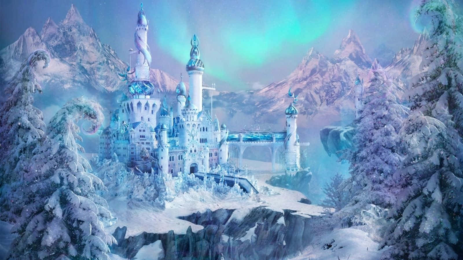 冰雪城堡 桌布 壁紙 — 一座宏偉的冰城堡帶有發光的藍色點綴，矗立在白雪覆蓋的懸崖上，周圍是結霜的松樹，上方是充滿活力的極光天空。