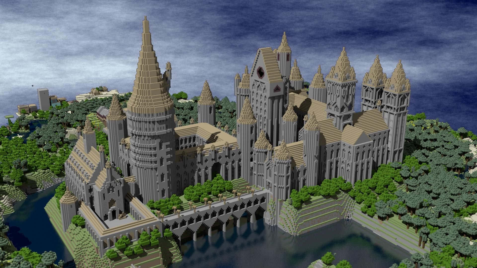 最佳 Minecraft 桌布 壁紙 — 一座宏偉的哥德式城堡，擁有尖塔和角樓，從一個被水環繞的茂密島嶼上聳立，天空多雲。