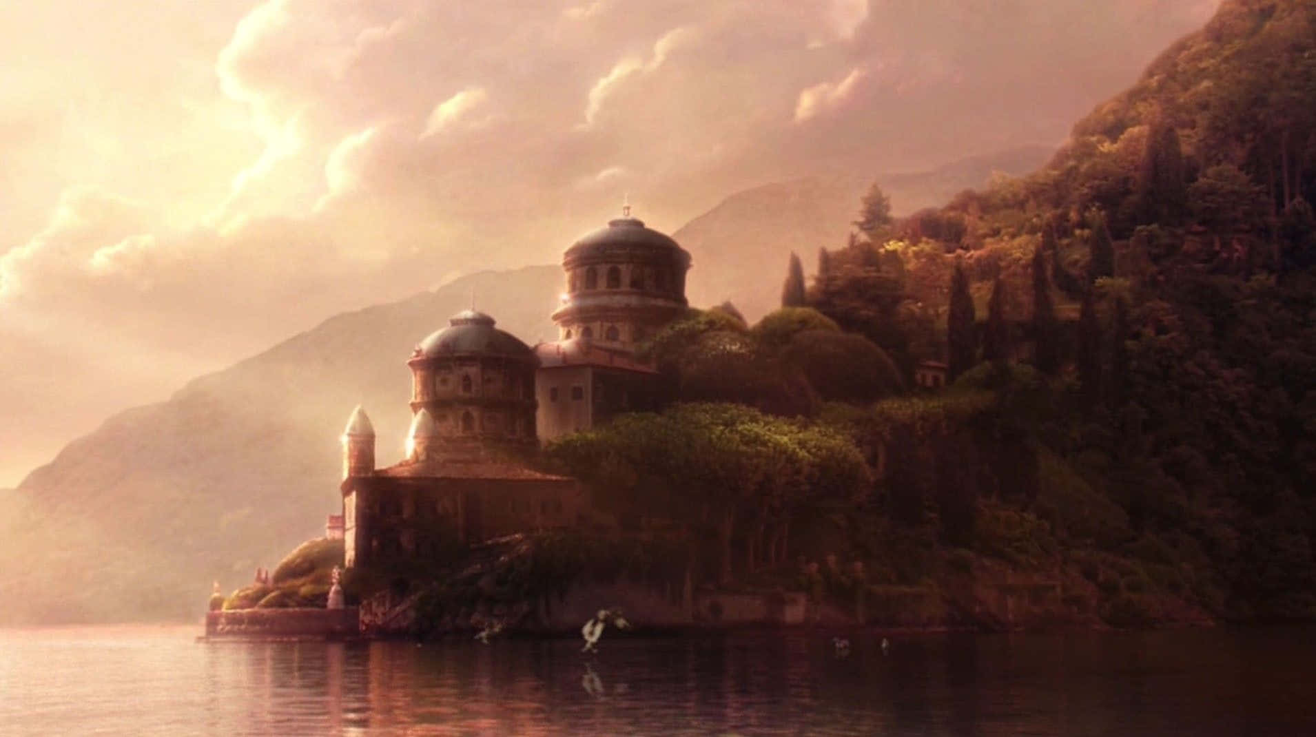 Naboo 桌布 壁紙 — 一座宏偉的圓頂修道院坐落在森林覆蓋的湖岸上，沐浴在金色的日落光芒中。