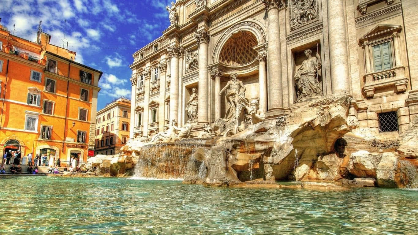 Rome 桌布 壁紙 — 一座宏偉的巴洛克式噴泉，帶有大理石雕像和層疊流水，矗立在陽光明媚的羅馬廣場上，旁邊是橙色建築。