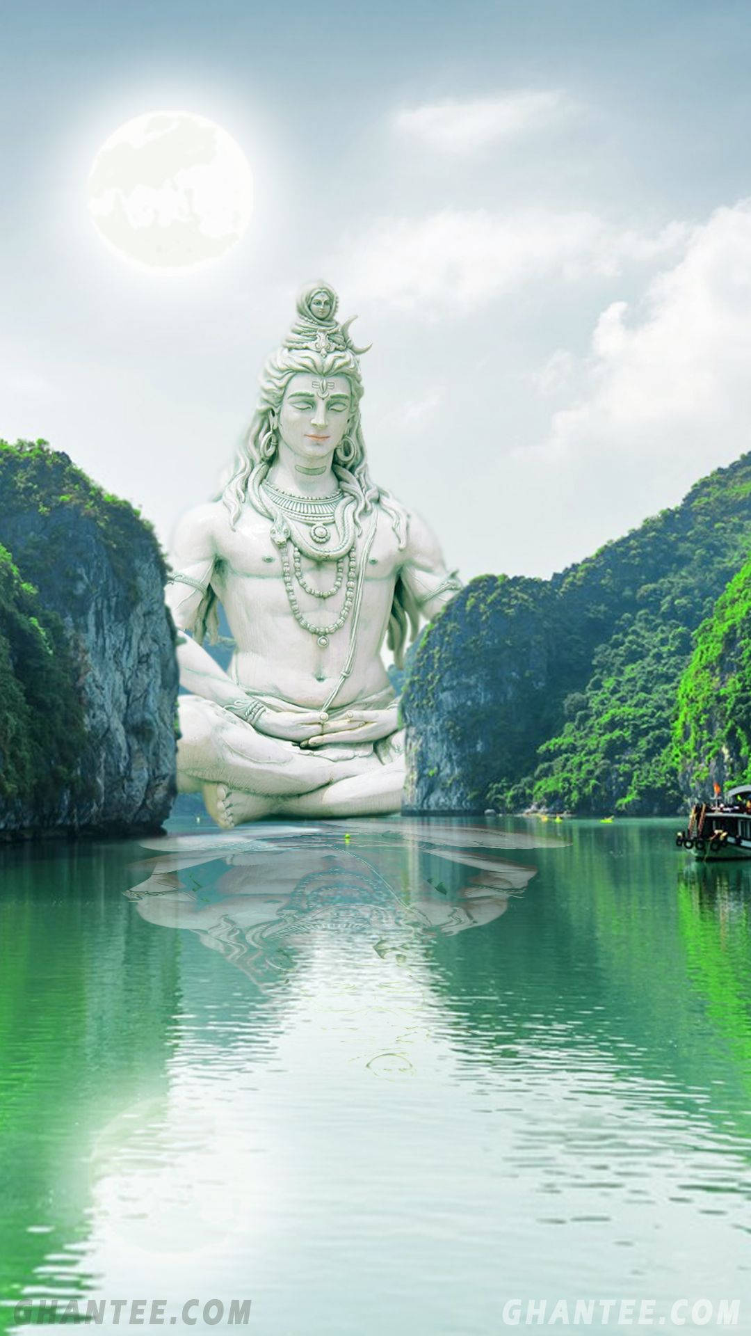 湖 桌布 壁紙 — 一座巨大的白色濕婆神像在明亮的月光下，於寧靜的綠色潟湖中安詳冥想，四周環繞著茂密的懸崖。