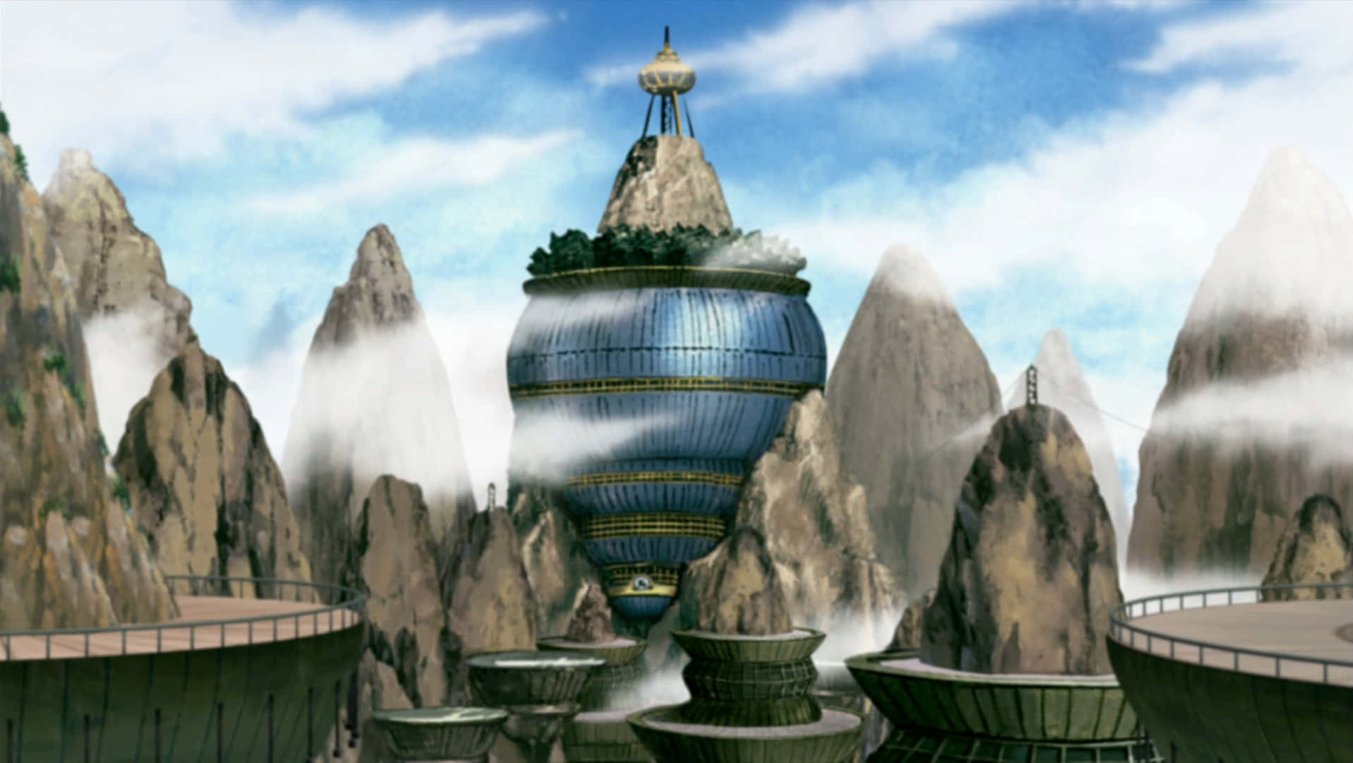 Naruto Village 桌布 壁紙 — 一座巨大的藍色和金色圓柱形塔樓從霧氣繚繞的山巒中升起，上方是晴朗的藍天和蓬鬆的白雲。