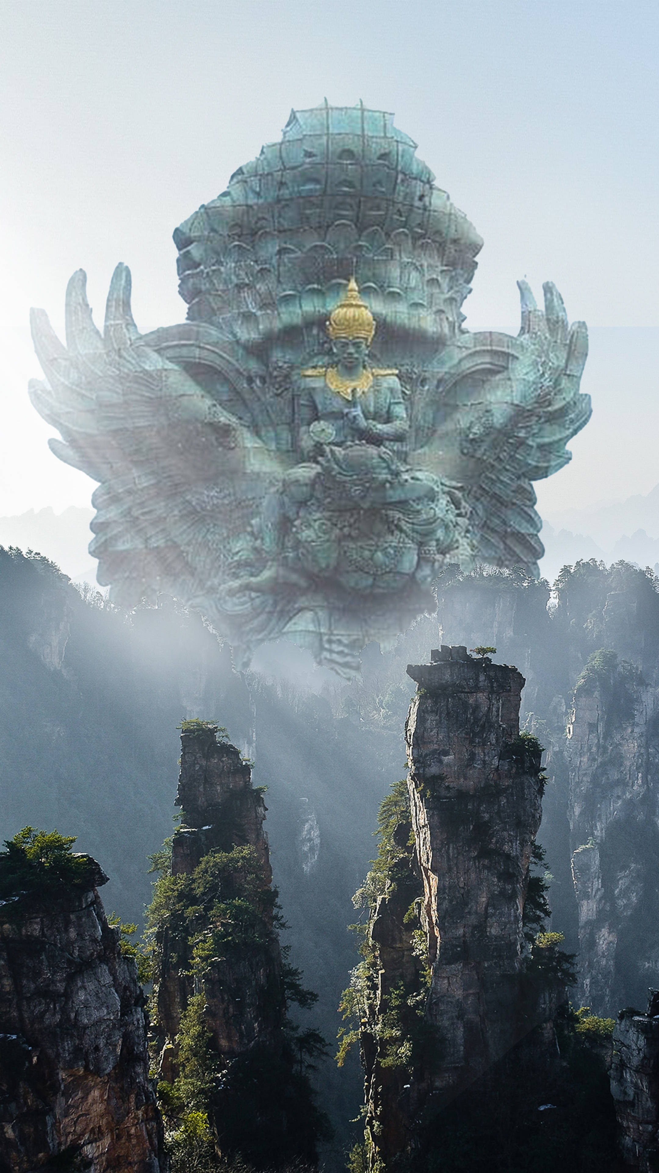 神 桌布 壁紙 — 一座巨大的青綠色神像，戴著金色皇冠，展開翅膀，盤旋在霧氣籠罩的山峰之上。