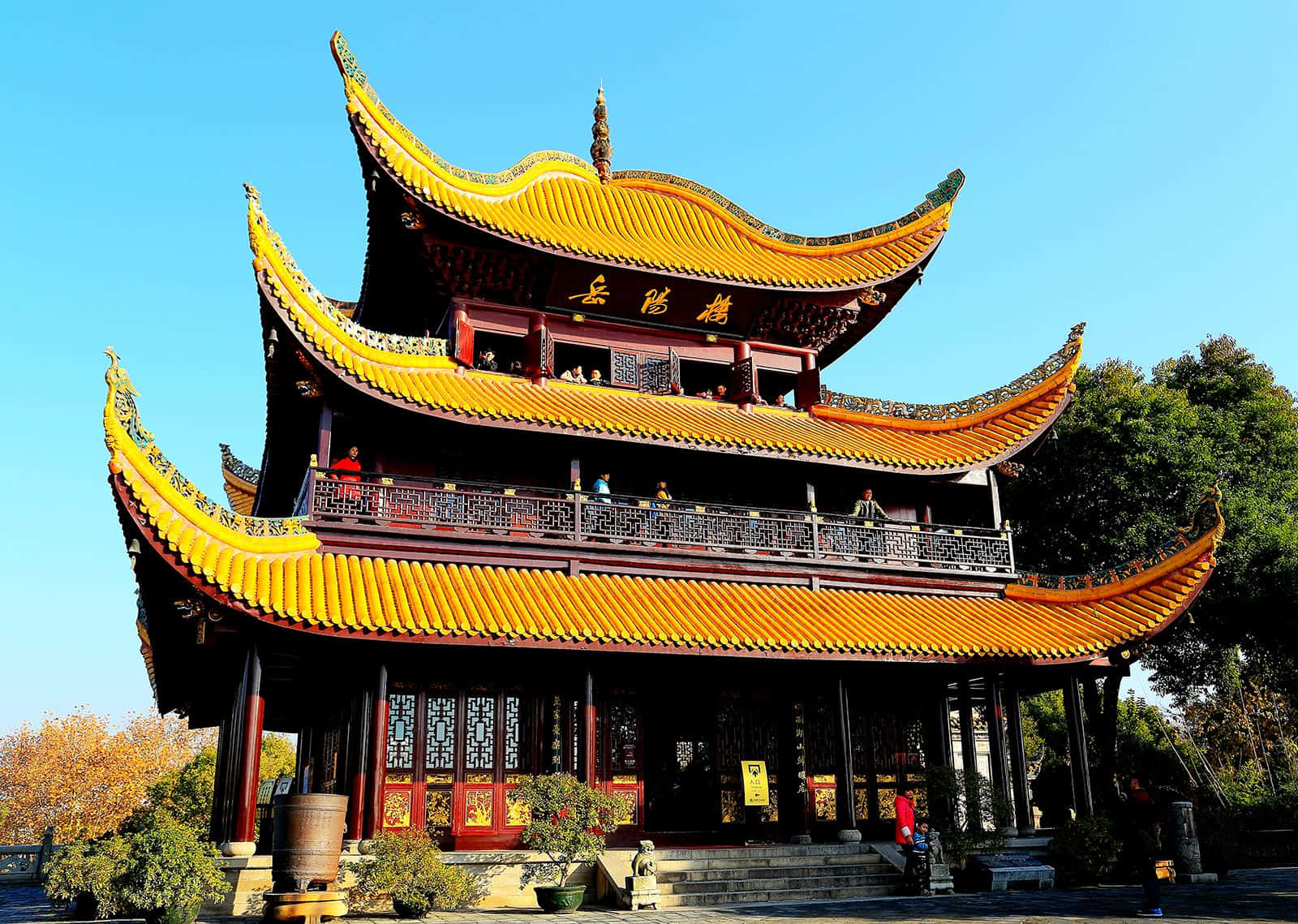 一座擁有黃色屋頂的大型中國寶塔 壁紙