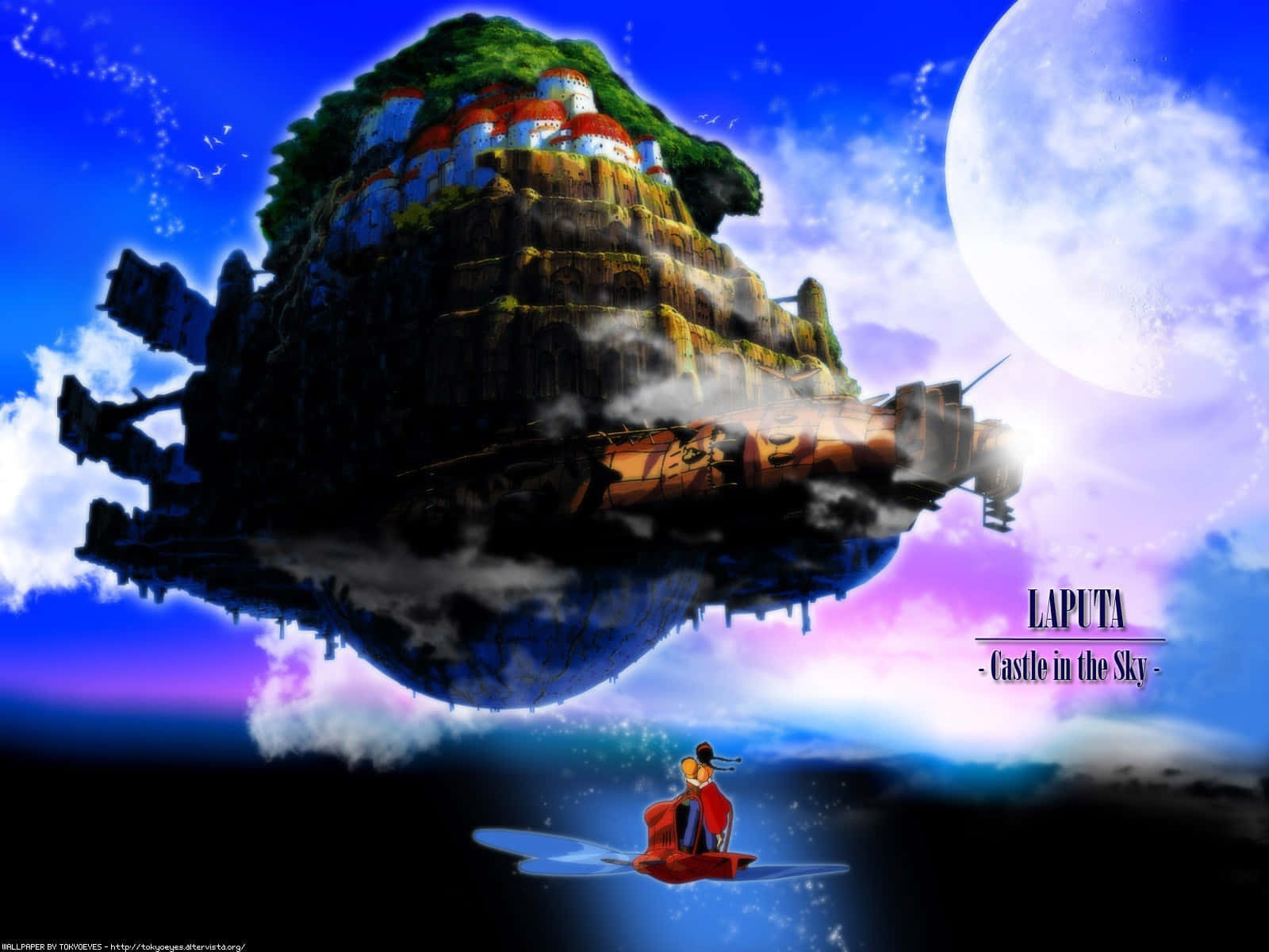 Laputa Castle In The Sky 桌布 壁紙 — 一座浮島堡壘，擁有紅頂建築和茂密綠植，飄浮在雲端之上，下方是一輪巨大的月亮，一個孤獨的紅色身影乘著滑翔機在其下航行。