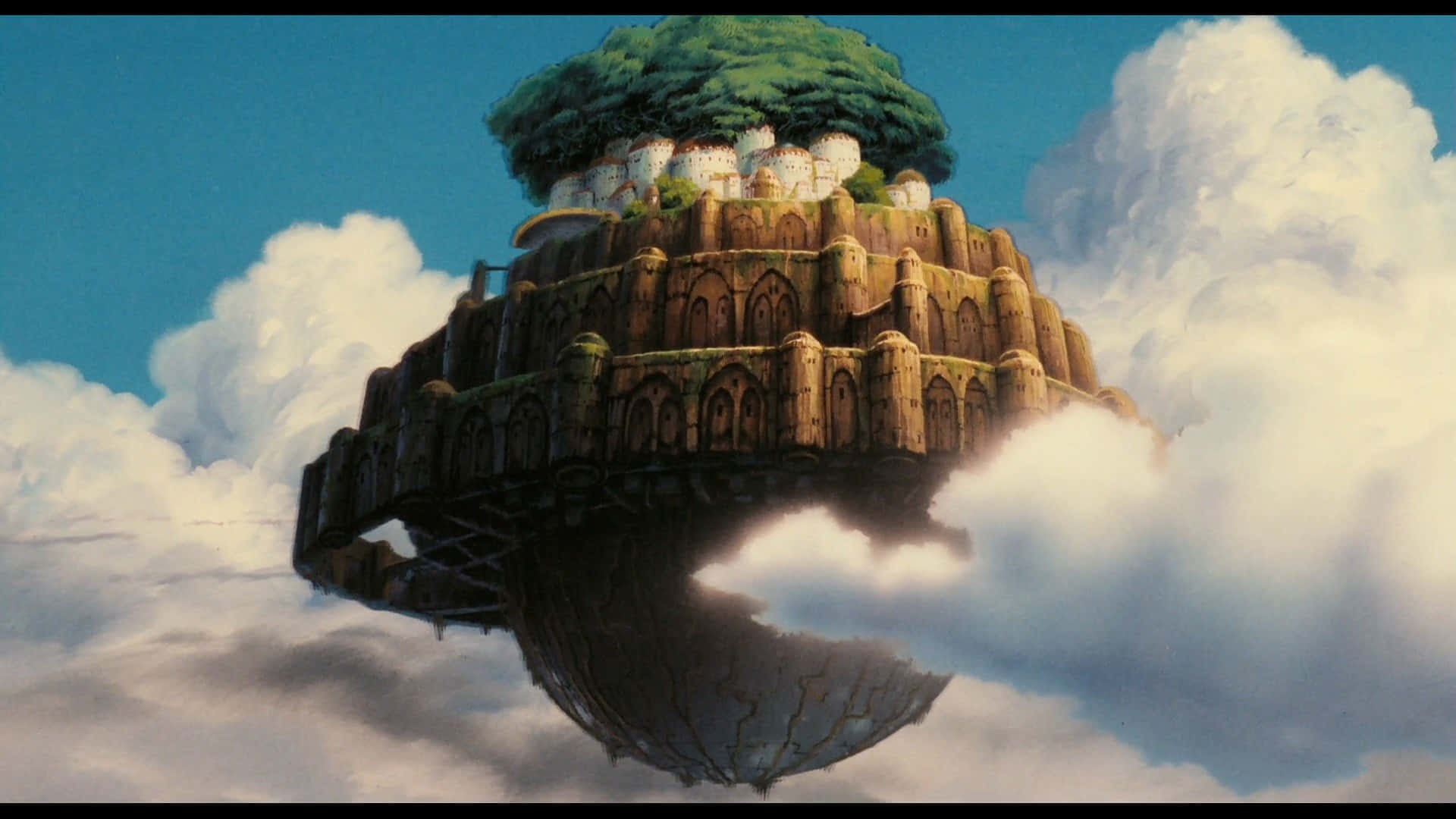 Laputa Castle In The Sky 桌布 壁紙 — 一座浮島堡壘，擁有茂密的綠色樹冠和石頭城堡，棲息在蓬鬆的雲層之上，在清澈的藍天下。
