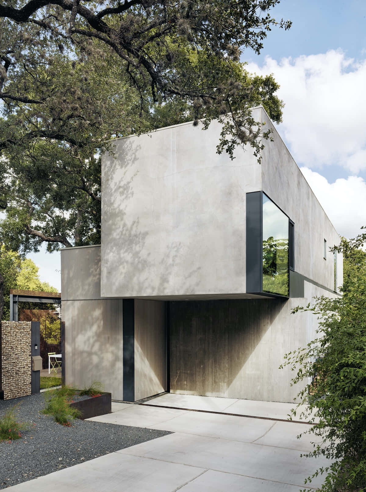 Minimalist Architecture 桌布 壁紙 — 一座現代混凝土房屋，擁有大膽的幾何線條和大型玻璃窗，坐落於廣闊的橡樹下。