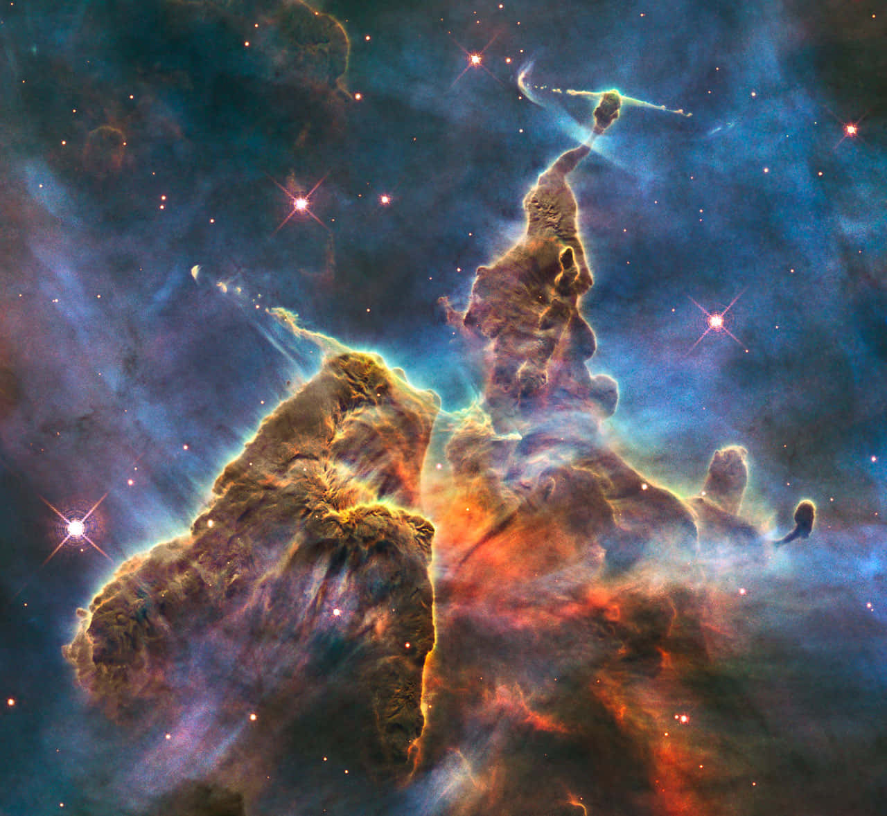 Cosmic Dust 桌布 壁紙 — 一座由氣體和塵埃組成的高聳宇宙柱，在星空的背景下散發出火熱的橙色和深藍色光芒。