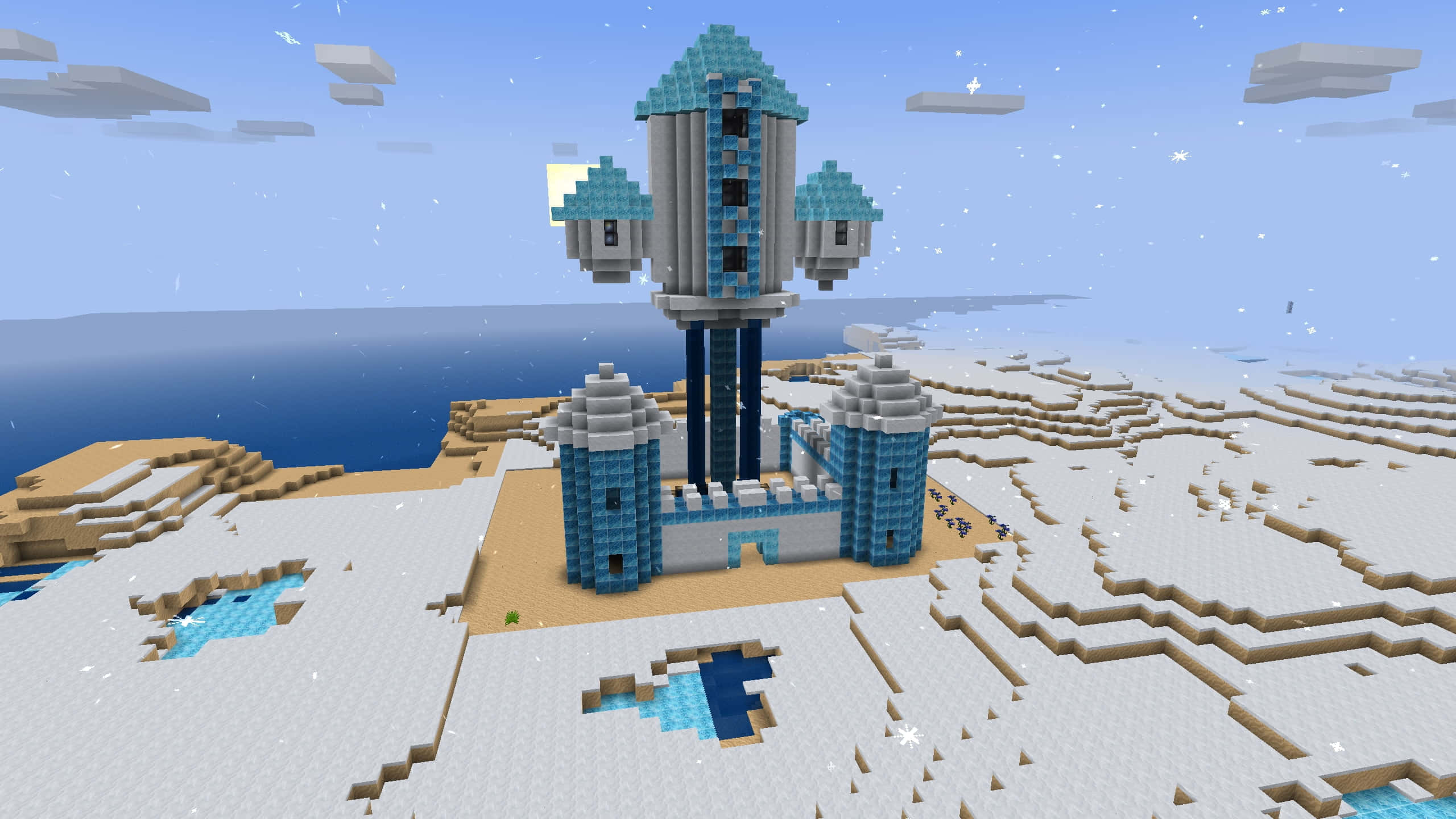 Minecraft Adventure 桌布 壁紙 — 一座由藍色和灰色方塊組成的像素化Minecraft城堡矗立在雪島上，俯瞰著晴朗天空下的廣闊海洋。