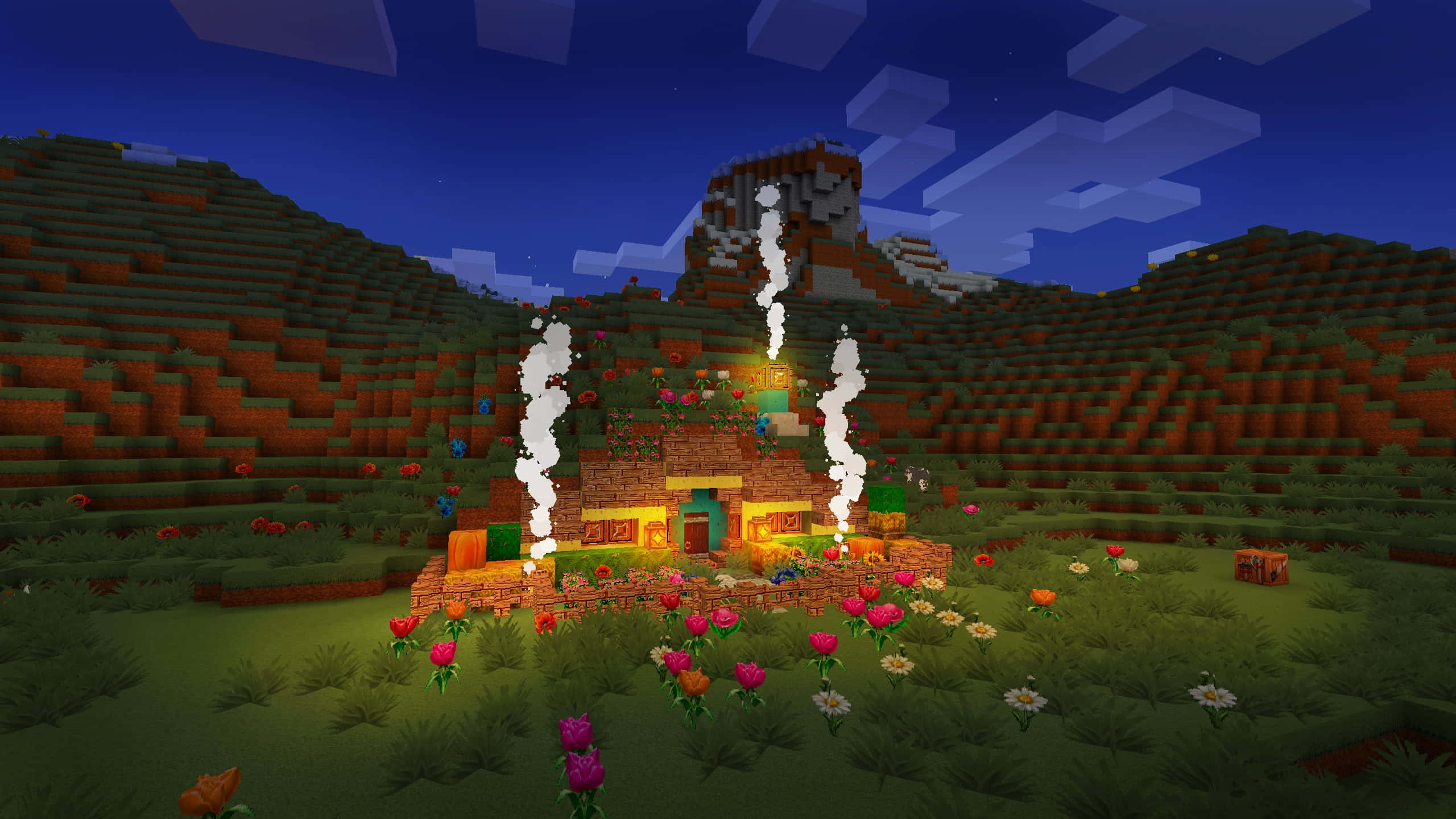 Minecraft Adventure 桌布 壁紙 — 一座發光的Minecraft房屋坐落在暮色中盛開的田野裡，煙囪冒著煙。