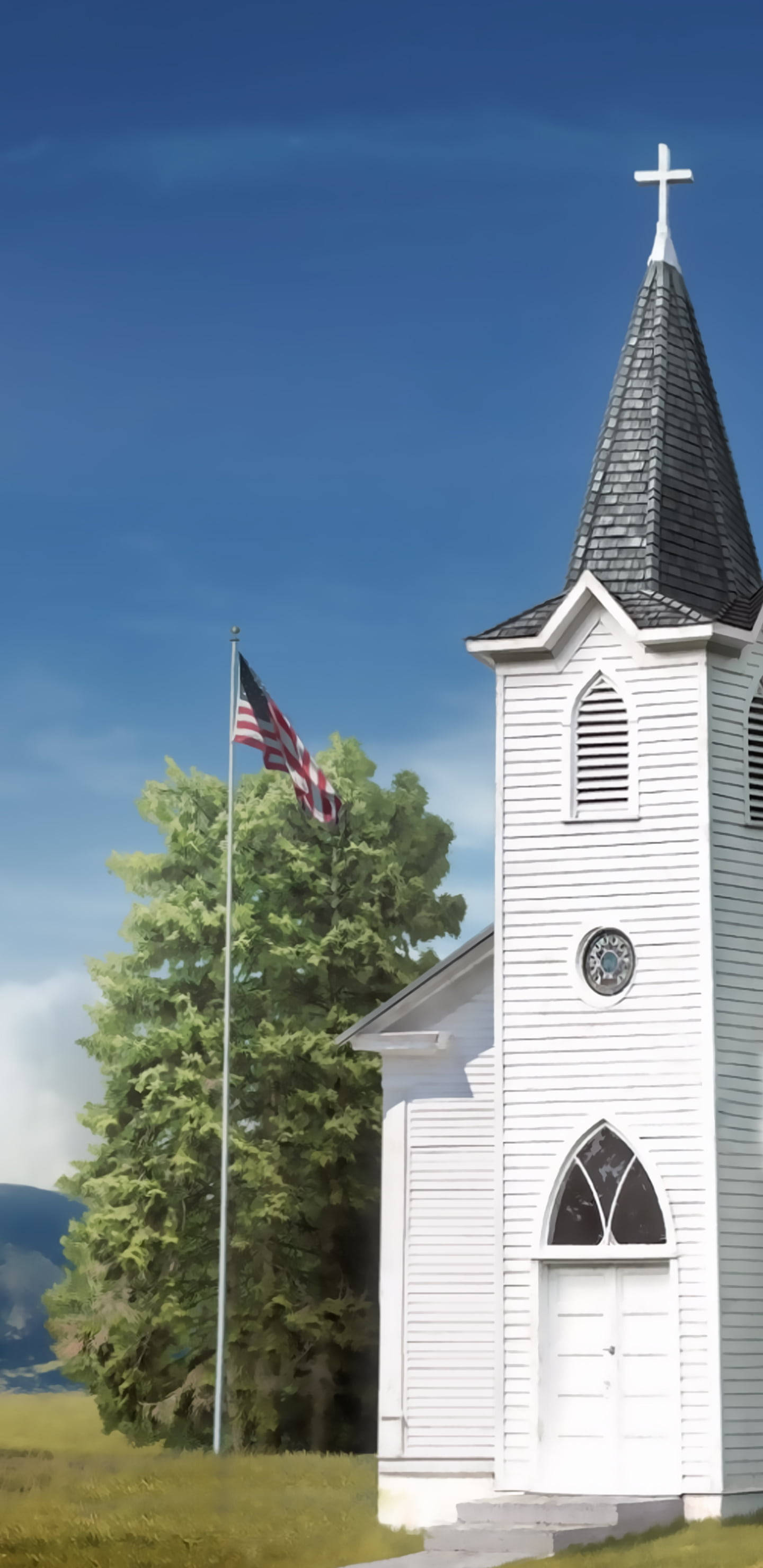 Church 桌布 壁紙 — 一座白色教堂，帶有黑色木瓦尖頂和十字架，矗立在晴朗的藍天下，旁邊飄揚著美國國旗和綠樹。