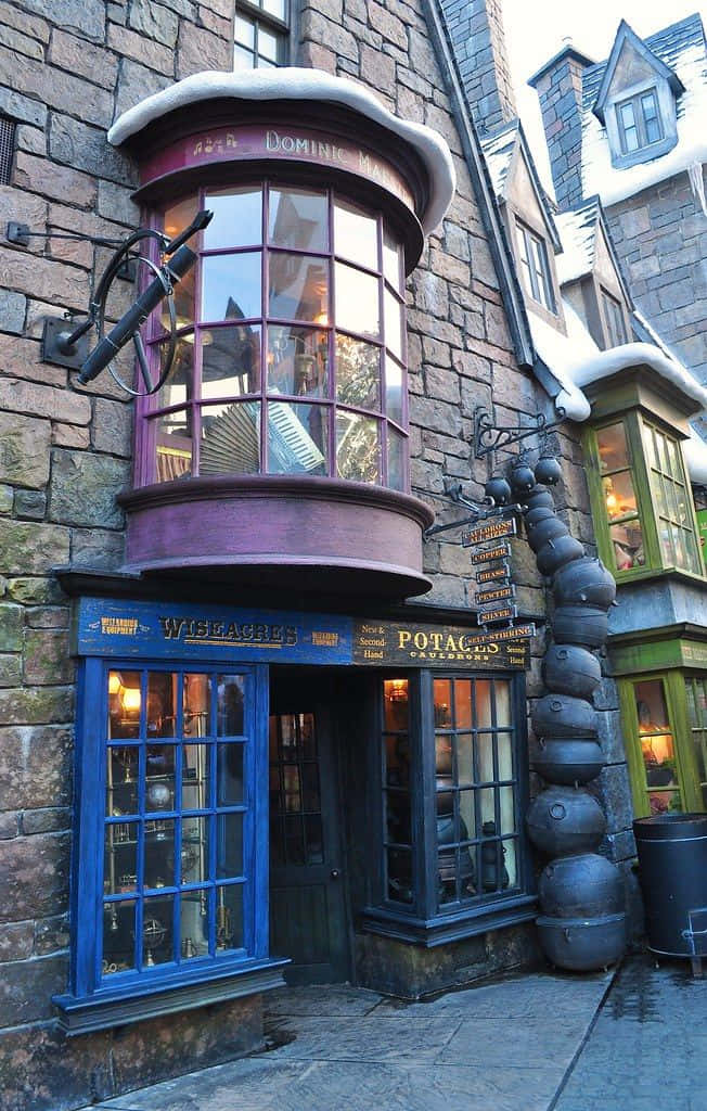Diagon Alley 桌布 壁紙 — 一座石建築內，帶有紫色凸窗和藍色門的奇幻巫師商店的雪景冬日場景。