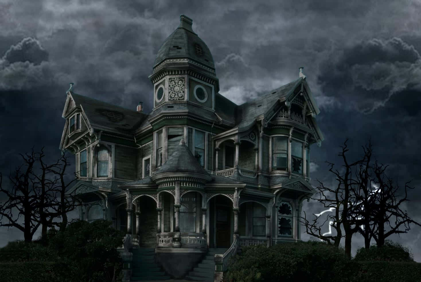 haunted 桌布 壁紙 — 一座破敗的維多利亞式大宅矗立在暴風雨的天空下，周圍是光禿禿的樹木和詭異的發光燈光。