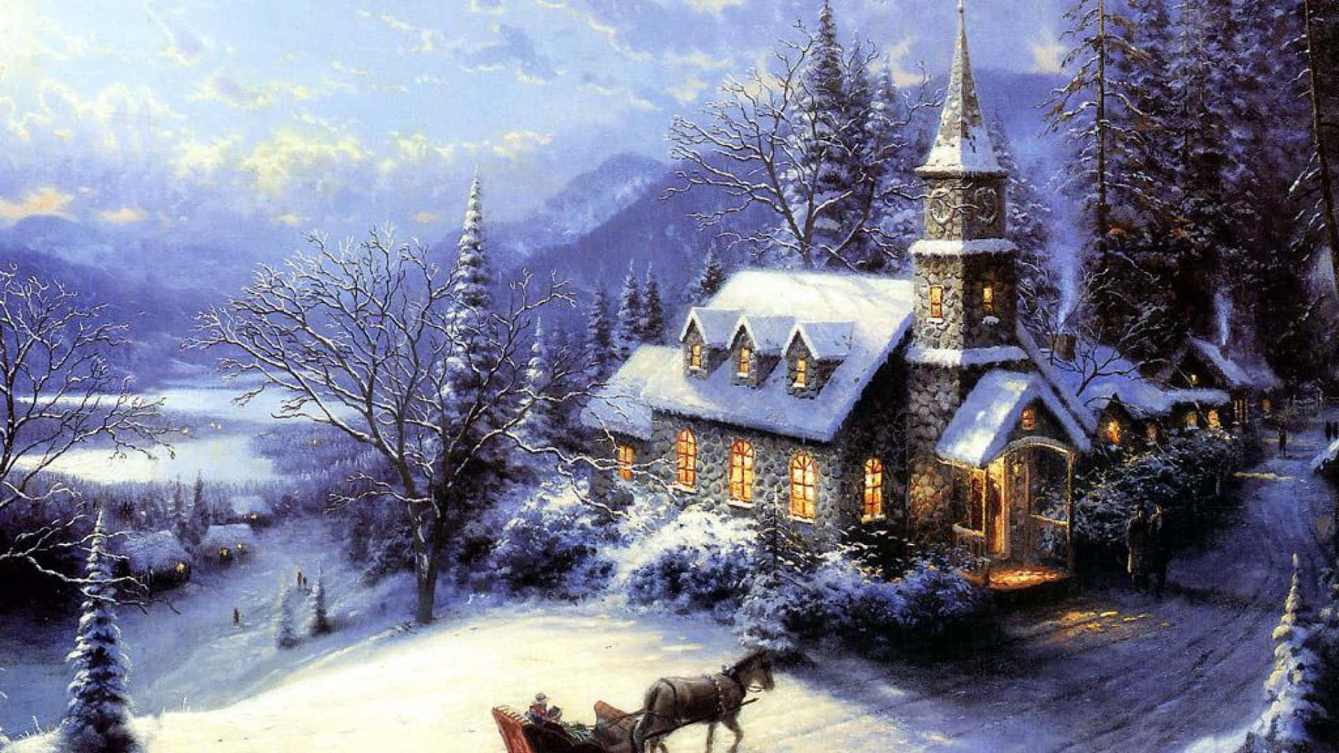 Snowy Village 桌布 壁紙 — 一座被雪覆蓋的石頭教堂，溫暖發光的窗戶，在冬日森林的黃昏中靜靜矗立，一輛馬拉雪橇正在靠近。