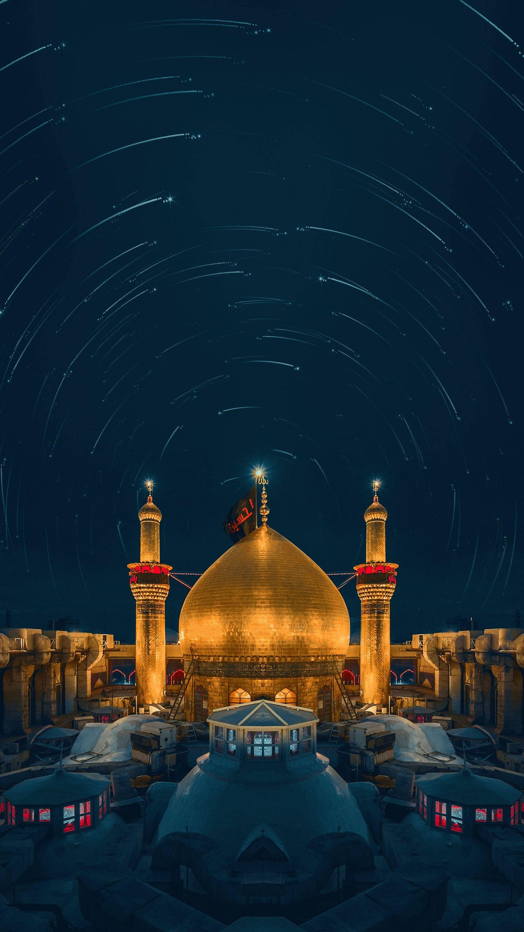 Karbala 桌布 壁紙 — 一座金色圓頂清真寺在星軌天空下溫暖地發光，上方有旋轉的天體弧線。