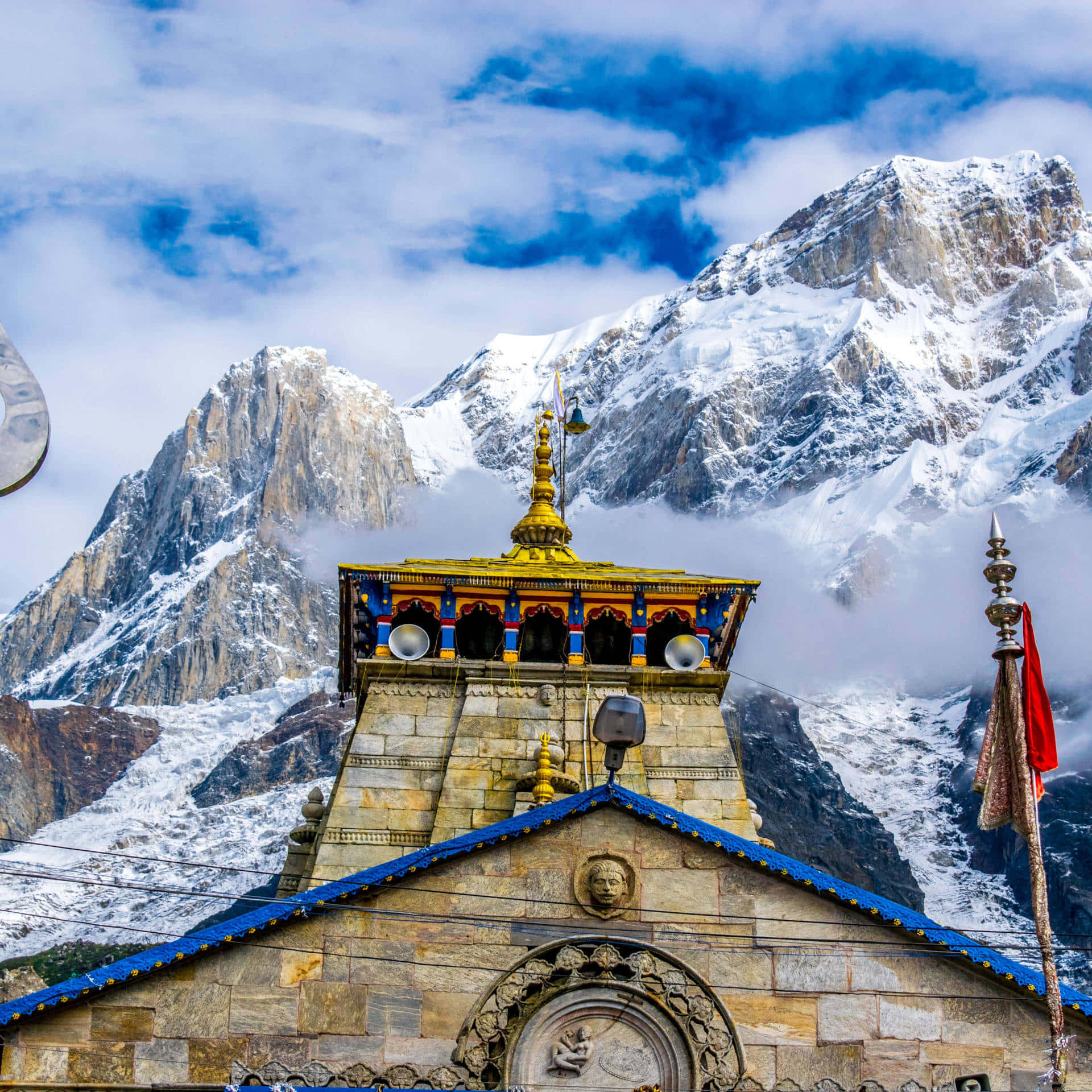 Kedarnath 桌布 壁紙 — 一座金色屋頂的西藏寺院坐落在高聳的雪山喜馬拉雅山峰前，背景是戲劇性的藍天。