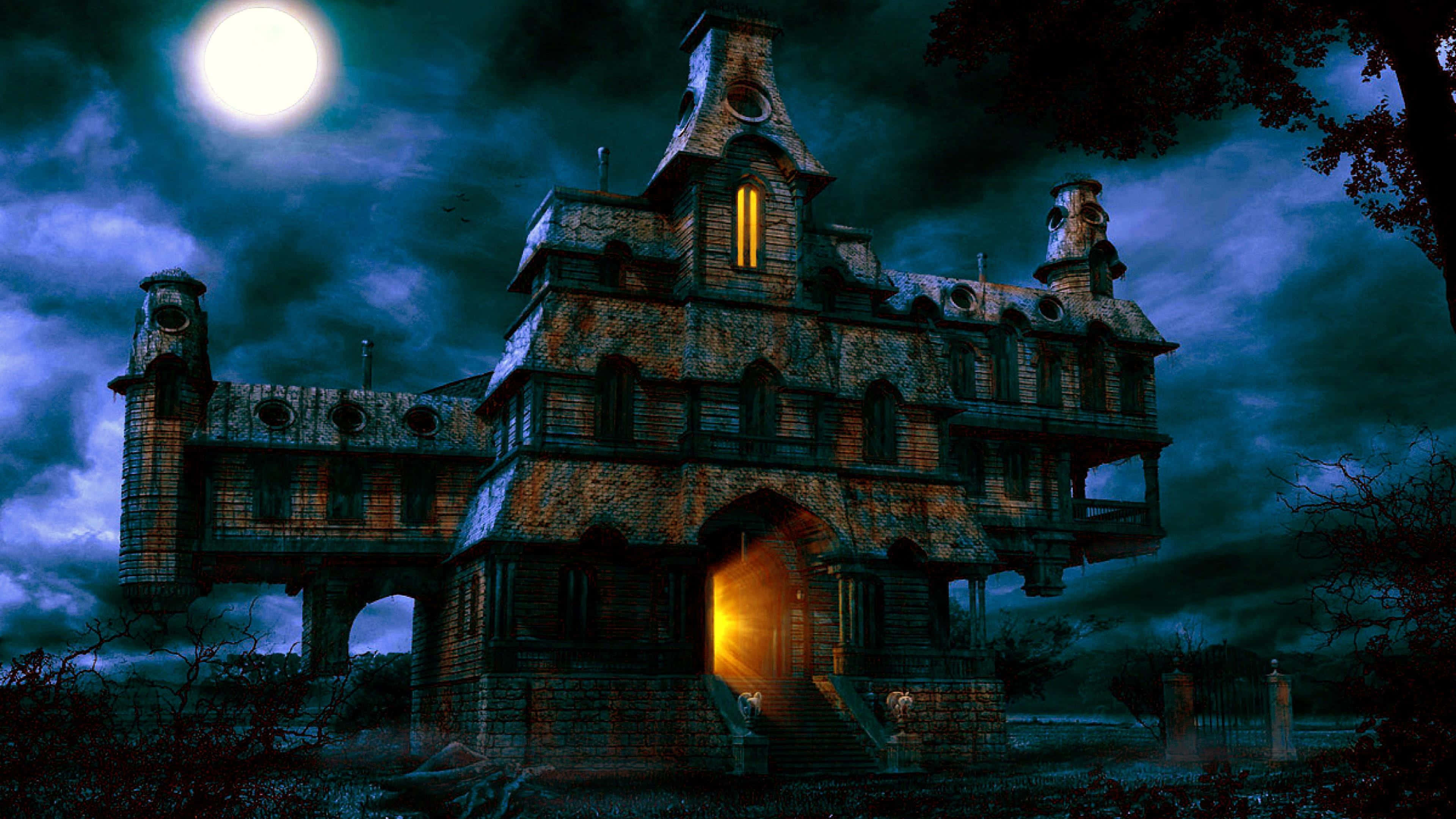 haunted 桌布 壁紙 — 一座陰森的哥德式大宅，窗戶發光，矗立在滿月下的黑暗詭異森林中。