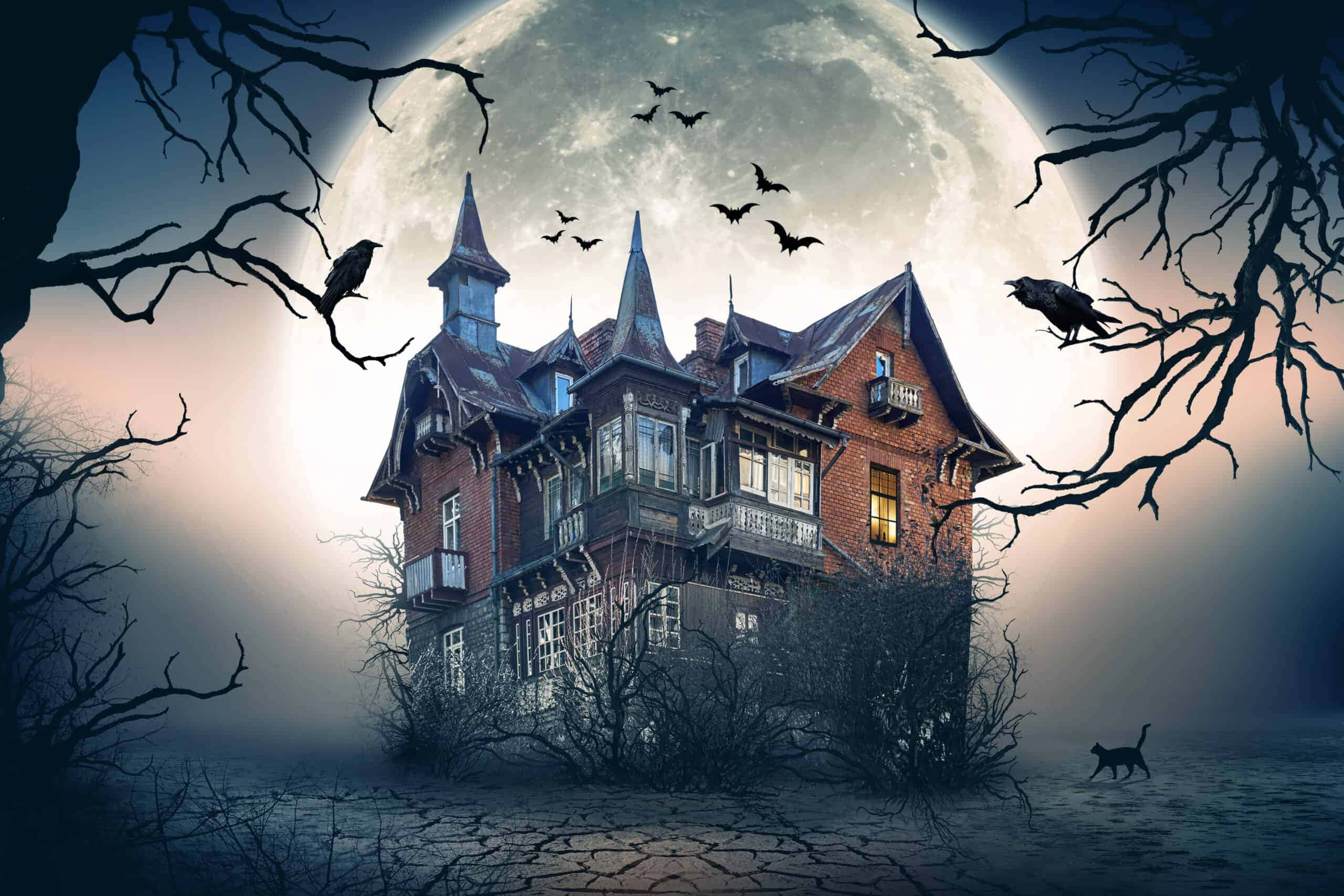 Haunted House 桌布 壁紙 — 一座陰森的維多利亞式大宅矗立在滿月下，蝙蝠飛舞，烏鴉棲息在光禿的樹枝上。