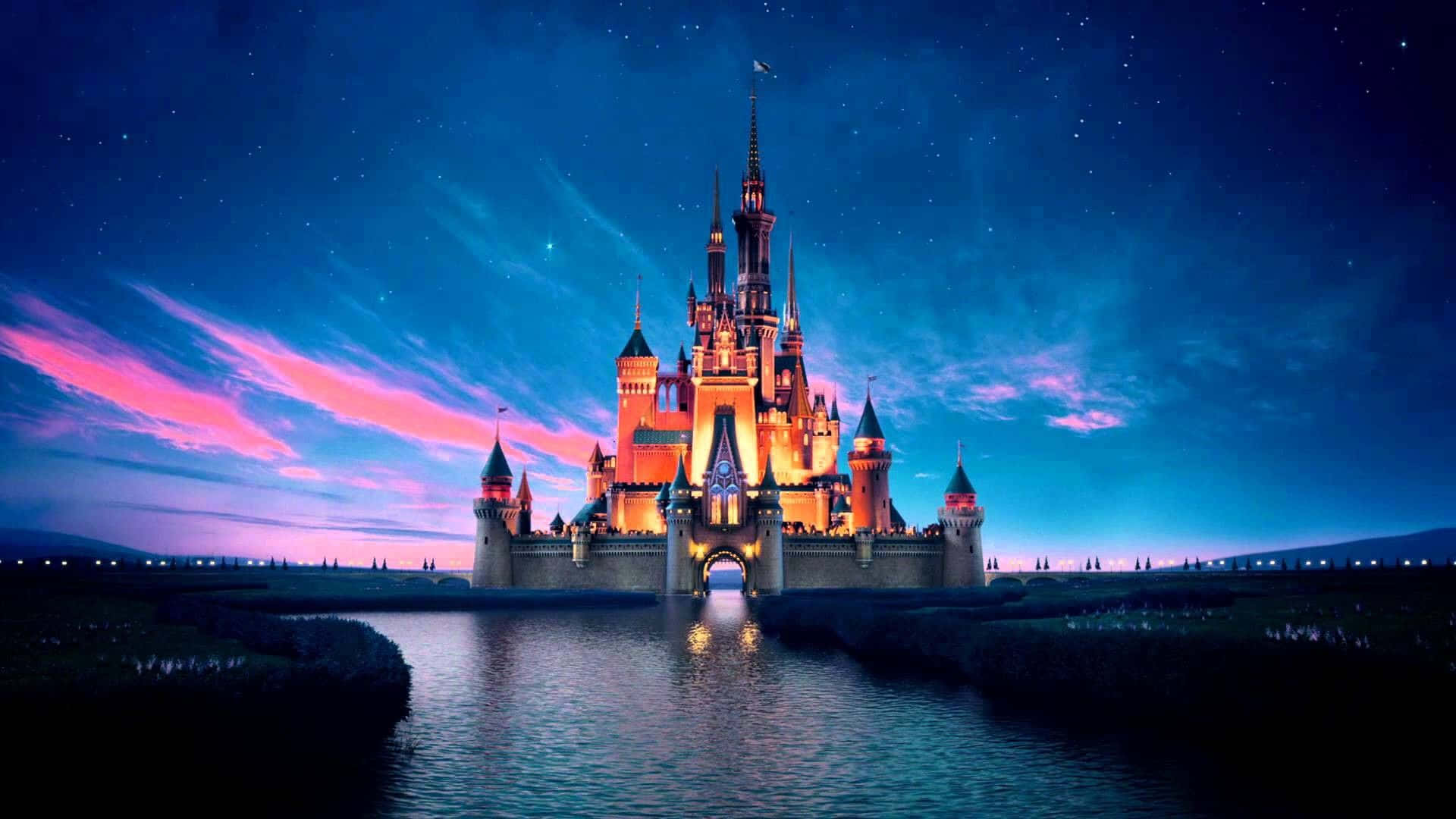 Aesthetic Disney 桌布 壁紙 — 一座雄偉發光的城堡矗立在水面上，背景是繁星點點的暮色天空，帶有粉紅色和藍色的雲彩。