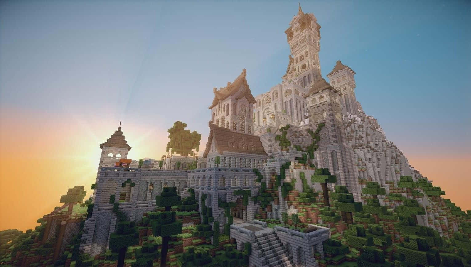 最佳 Minecraft 桌布 壁紙 — 一座雄偉的像素城堡坐落在日落時分的山丘上，伴隨著發光的橙色天空和茂密的綠色樹木。