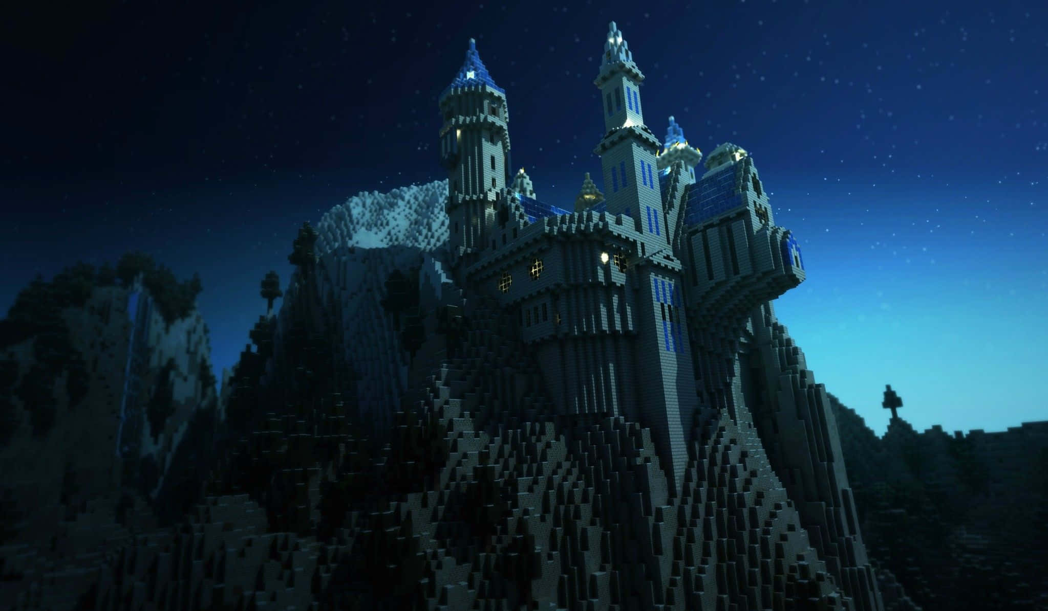 Best Minecraft 桌布 壁紙 — 一座雄偉的像素城堡坐落在白雪皚皚的山頂上，在繁星點點的夜空下，窗戶閃閃發光。