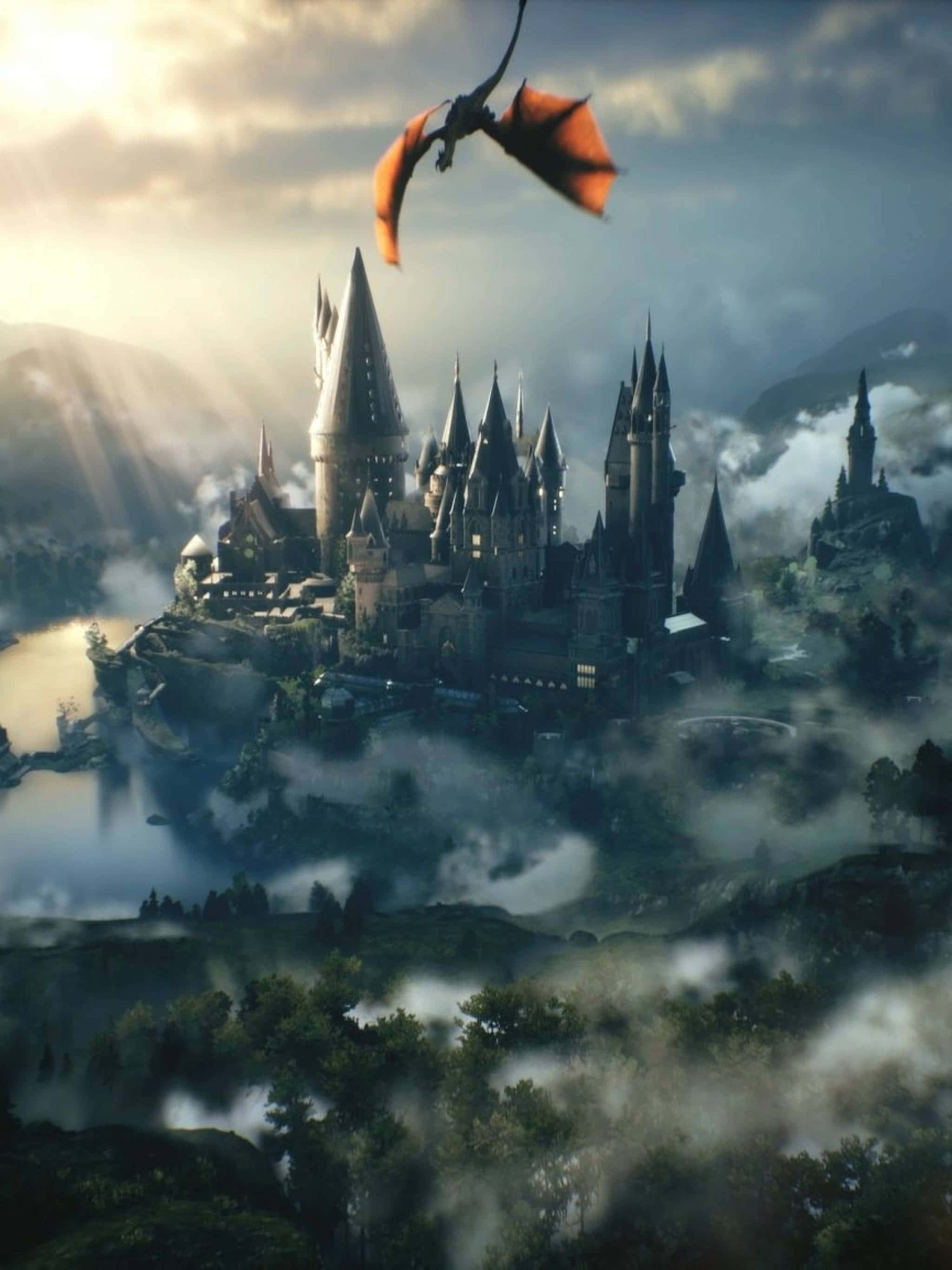 Harry Potter Game 桌布 壁紙 — 一座雄偉的城堡坐落在霧氣繚繞的懸崖上，一條巨龍在金色夕陽天空下翱翔。