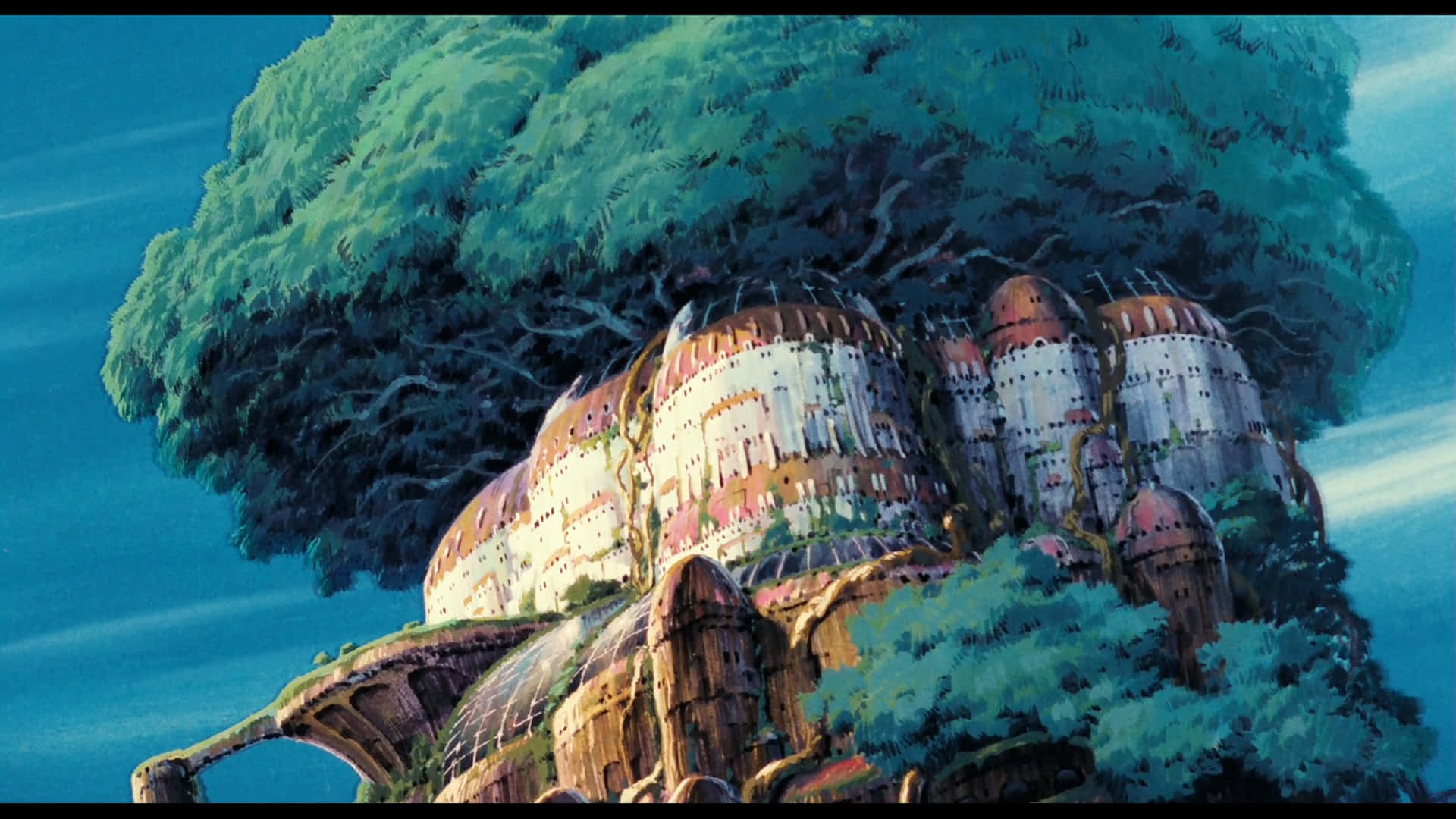 Laputa Castle In The Sky 桌布 壁紙 — 一座雄偉的浮空城堡，坐落在巨大的樹冠之中，上方是寧靜的藍天。