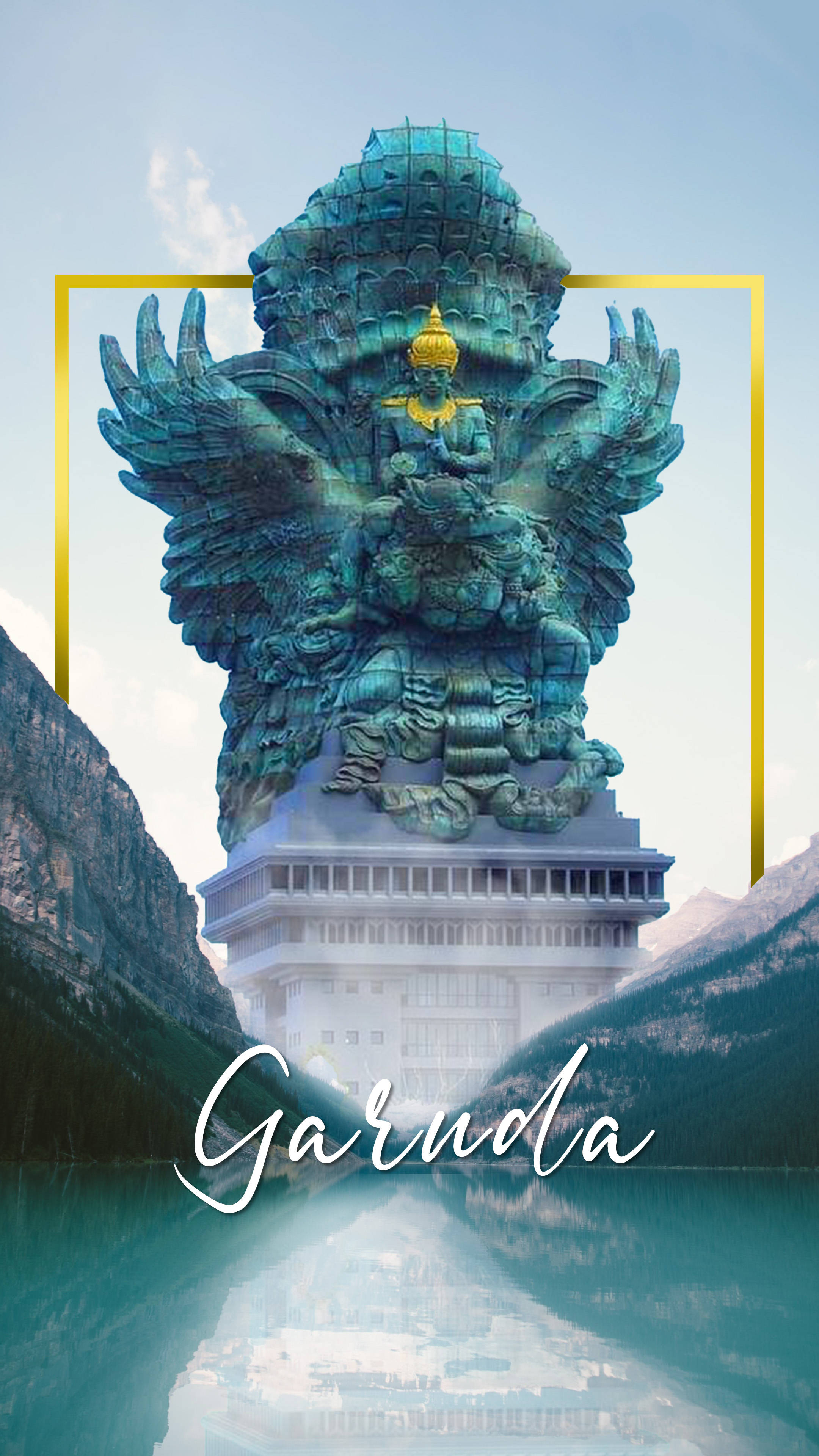 Hindu Temple 桌布 壁紙 — 一座雄偉的綠松石色迦樓羅雕像，帶有金色點綴，矗立於白色基座上，位於山谷中，在晴朗天空下平靜的水面上倒映。