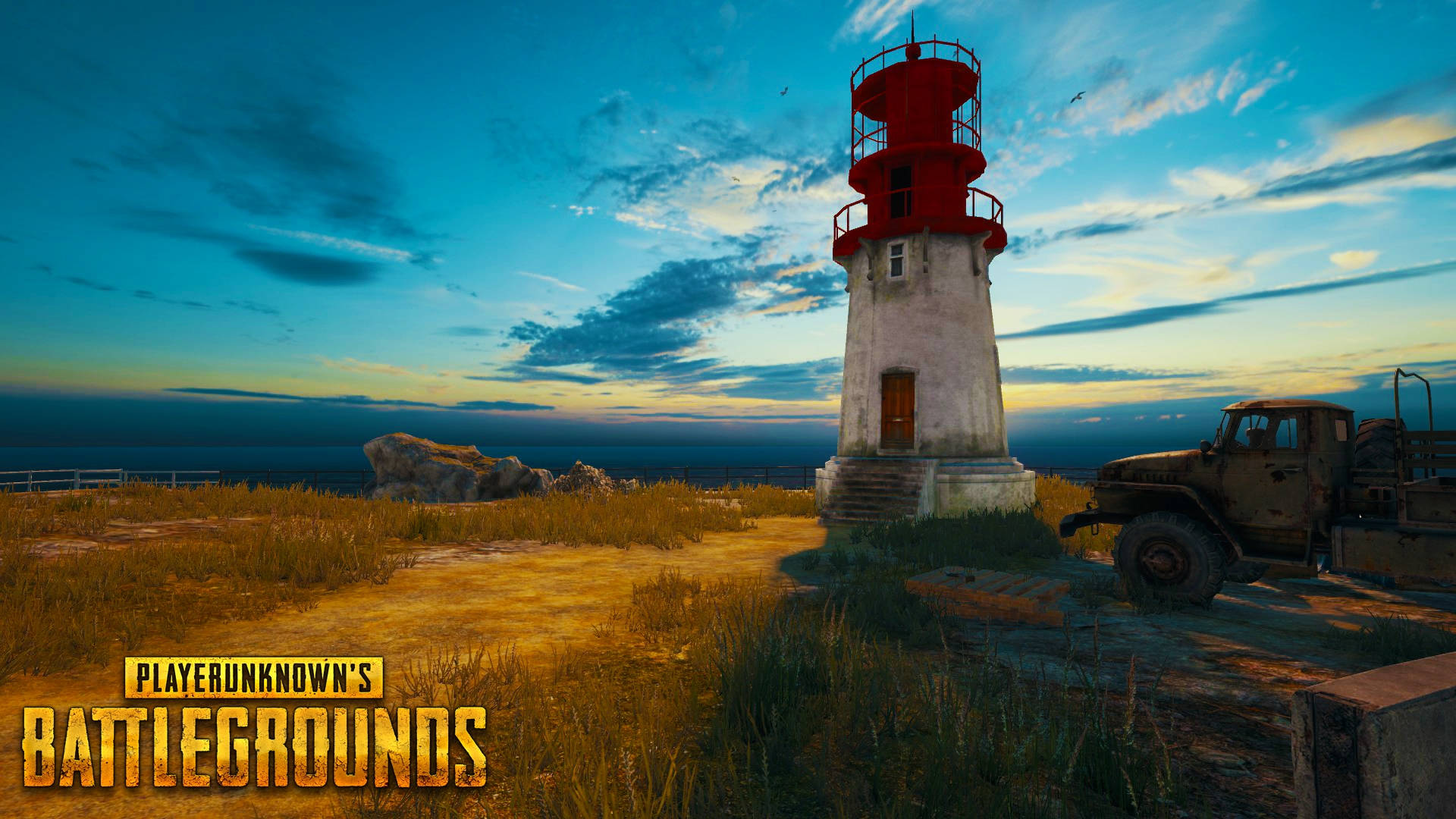 Playerunknown's Battlegrounds 桌布 壁紙 — 一座頂部紅色的風化燈塔矗立在日落時分的草崖上，旁邊有一輛舊軍用卡車，俯瞰海洋。
