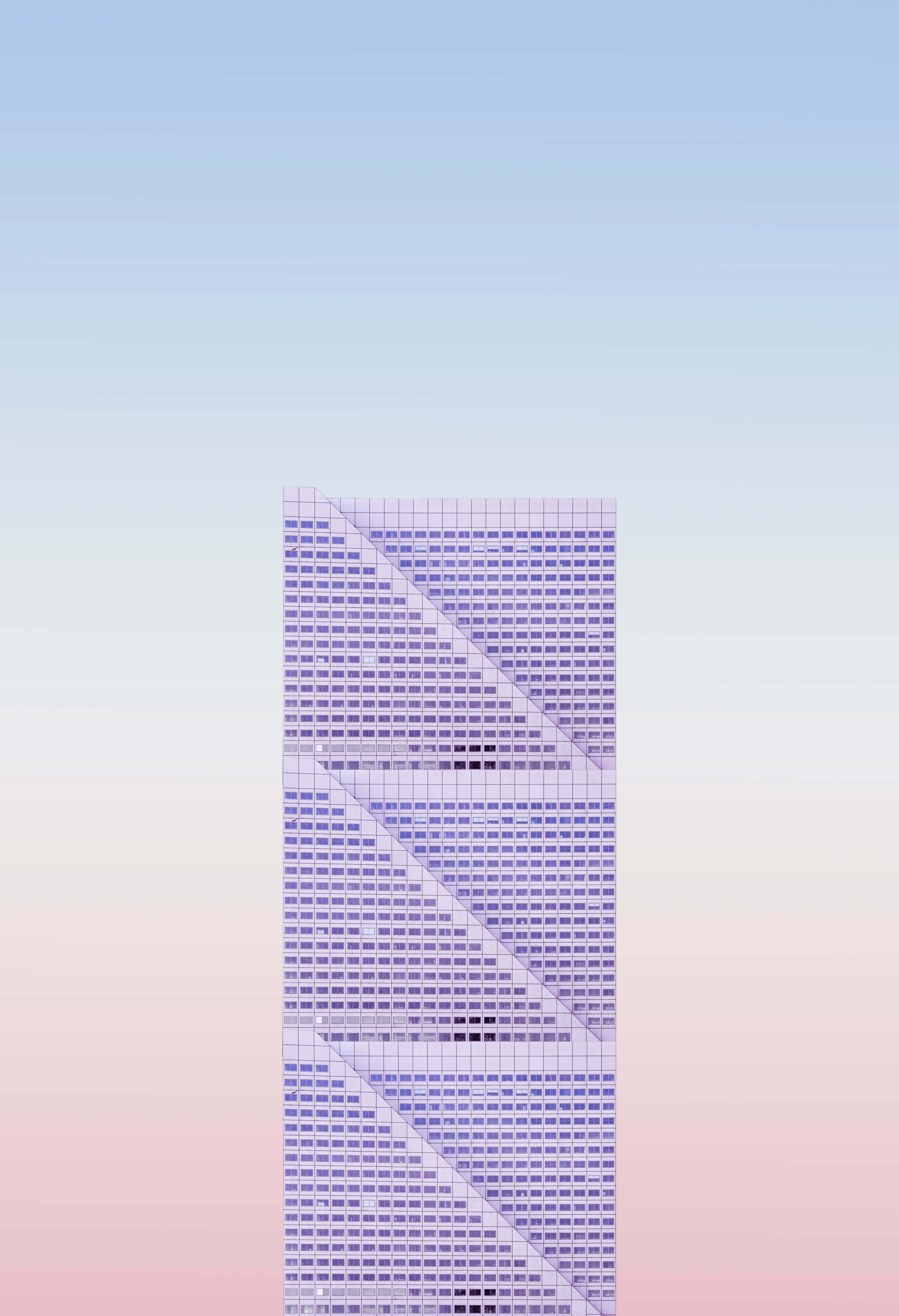 Phone Screen 桌布 壁紙 — 一座高大的紫色格紋結構在由藍色漸變至粉紅色的柔和天空襯托下聳立。