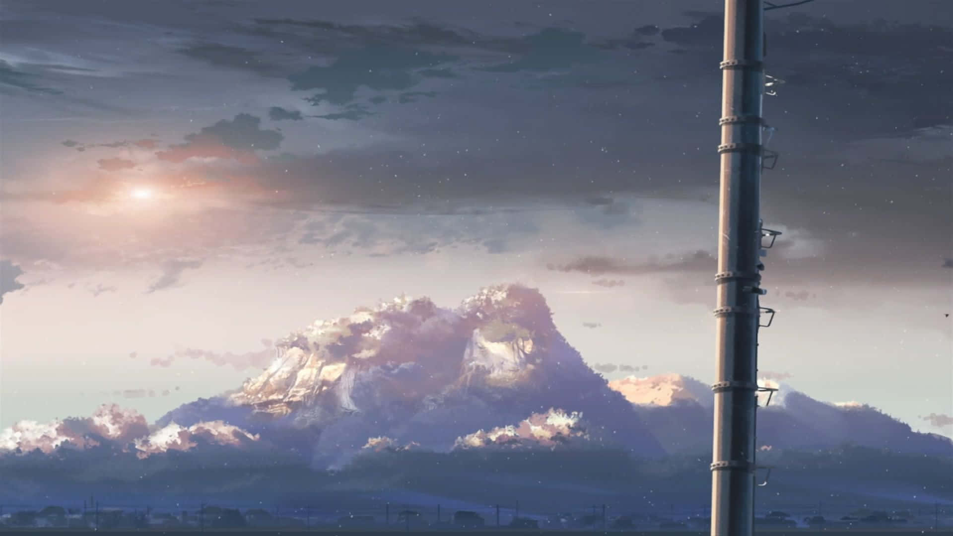 Makoto Shinkai 桌布 壁紙 — 一座高聳的山峰沐浴在柔和的晨光中，矗立在陰天下一根高電線桿的後面。