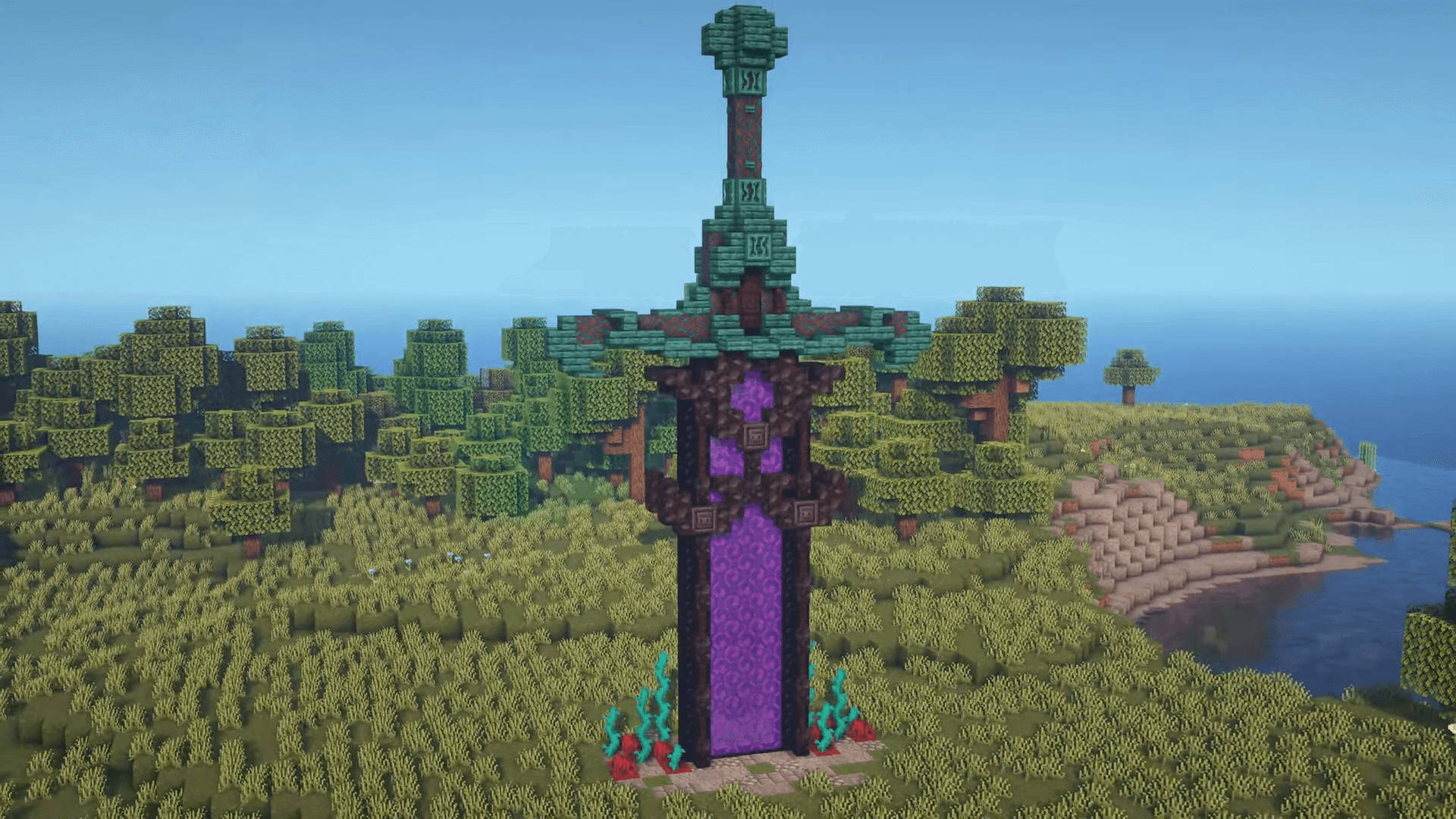 遊戲 桌布 壁紙 — 一座高聳的紫色地獄傳送門矗立在Minecraft叢林生物群系中，有海洋懸崖和像素化樹木，背景是清澈的藍天。