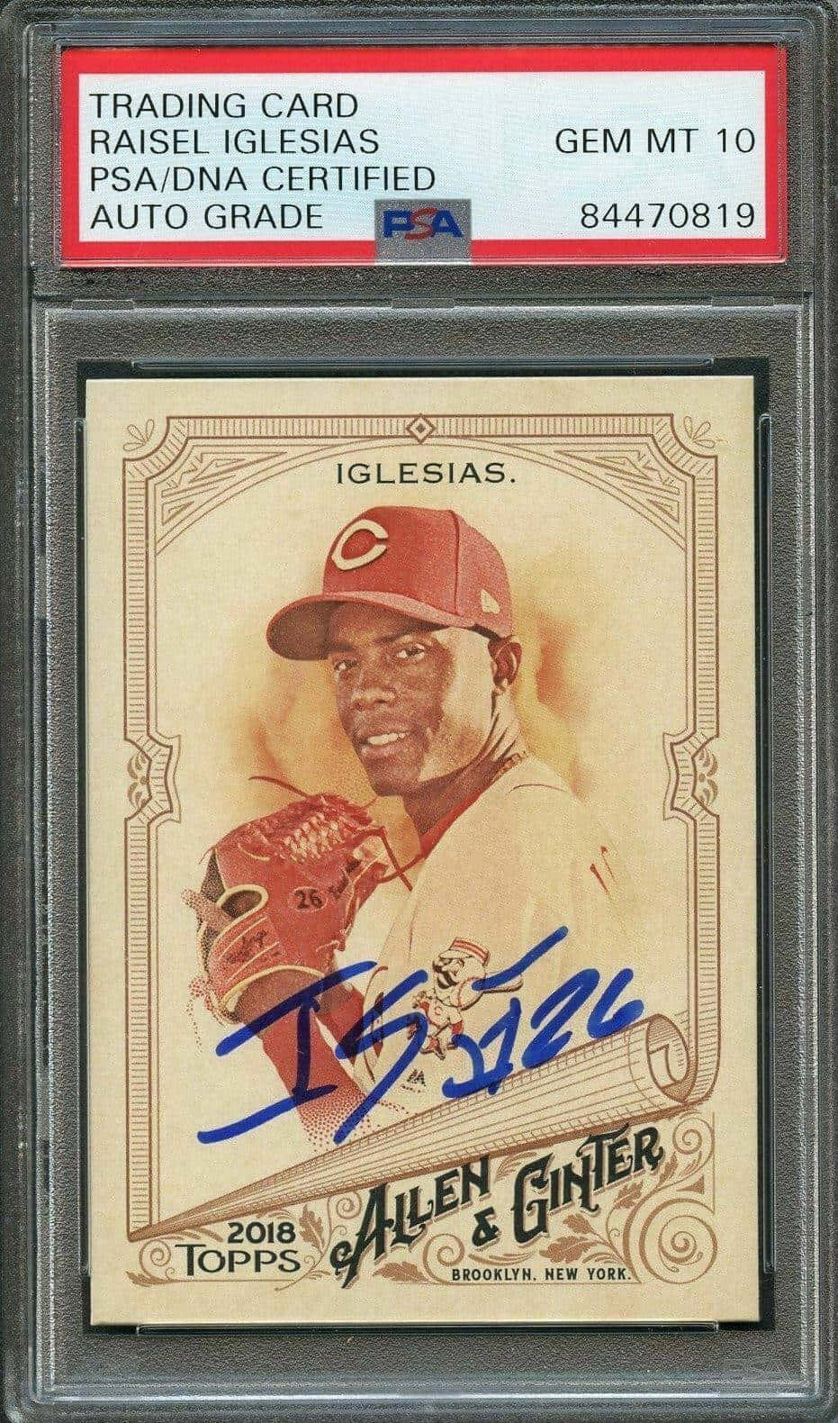 Baseball Cards 桌布 壁紙 — 一張PSA評級10分的Raisel Iglesias親筆簽名棒球卡，採用復古Topps設計，帶有華麗邊框和藍色墨水簽名。