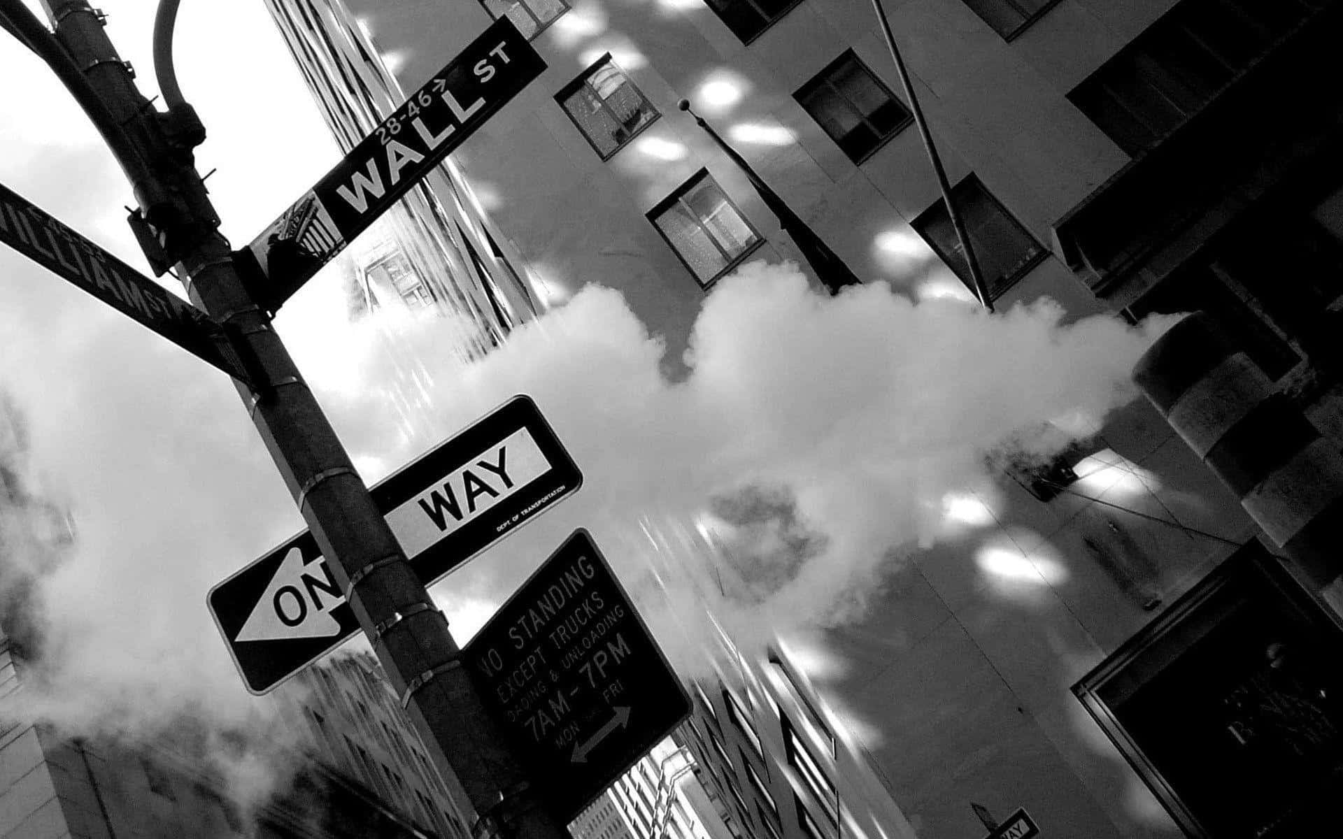 Black And White Street 桌布 壁紙 — 一張低角度黑白照片捕捉到華爾街街角冒出的蒸氣，伴隨著醒目的招牌和高聳的建築物。