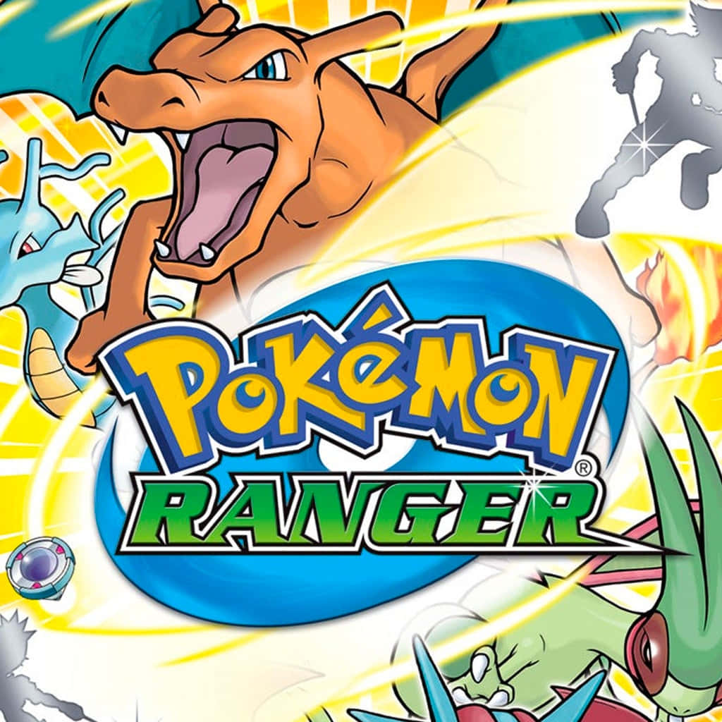 Pokemon Ranger 桌布 壁紙 — 一張充滿動感的動畫風格 Pokémon Ranger 遊戲封面，描繪噴火龍咆哮並發射能量光束，以及其他寶可夢的戰鬥場面。