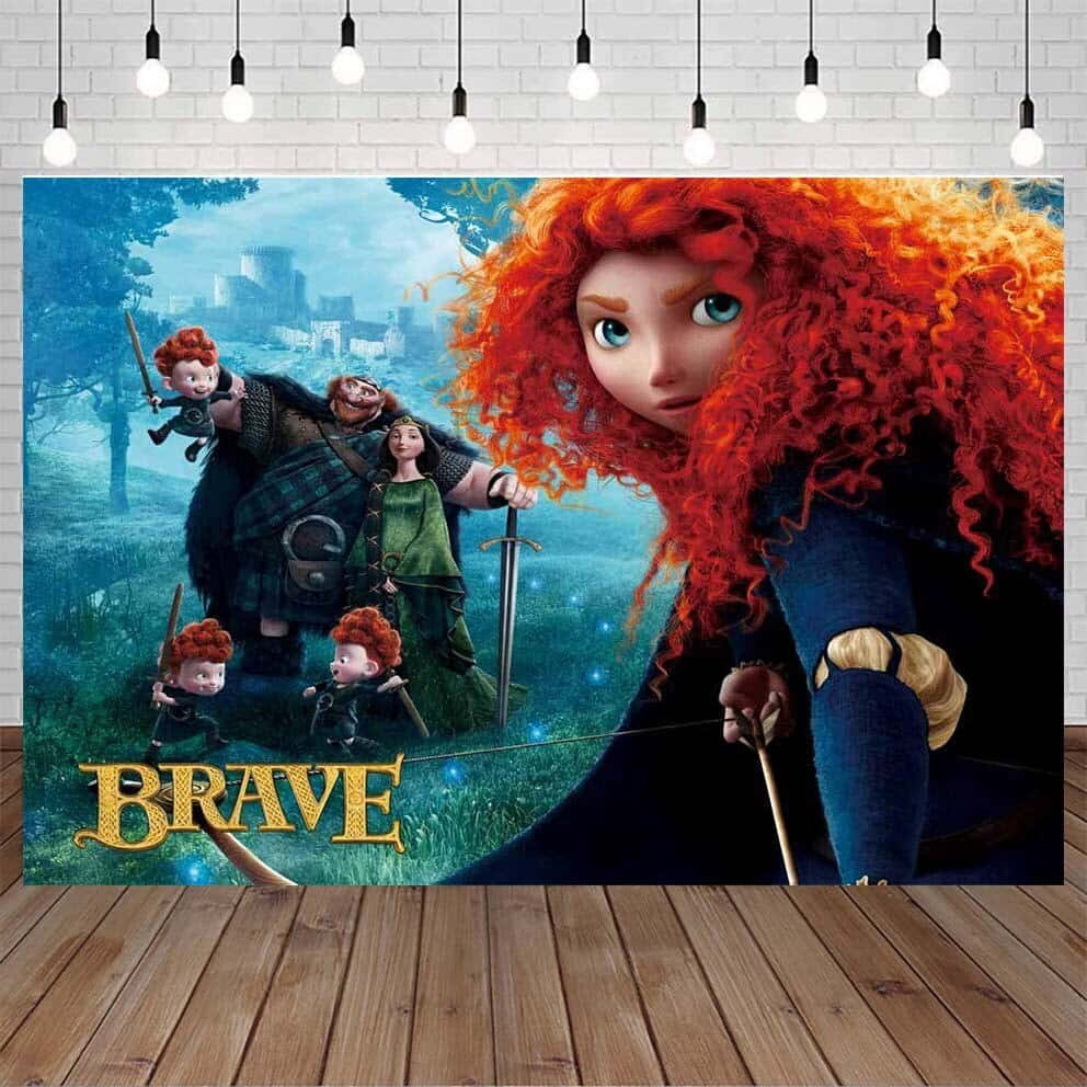 Brave 桌布 壁紙 — 一張充滿活力的動畫壁紙， featuring 梅莉達與她的家人在霧氣瀰漫的蘇格蘭風景中。