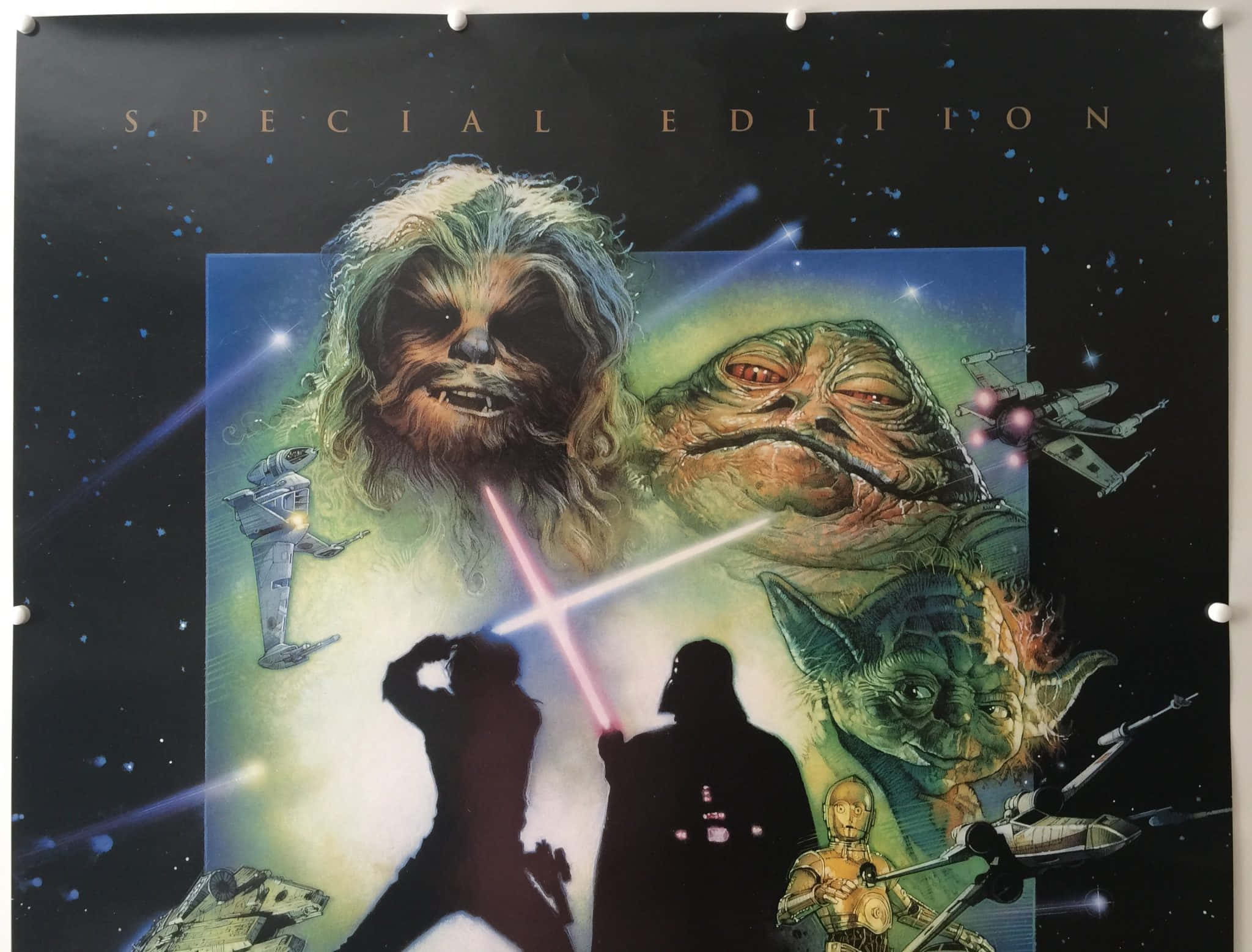 Return Of The Jedi 桌布 壁紙 — 一張充滿活力的星球大戰海報，描繪了丘巴卡、尤達和赫特人賈巴，以及手持光劍的剪影人物，背景是繁星點點的太空。