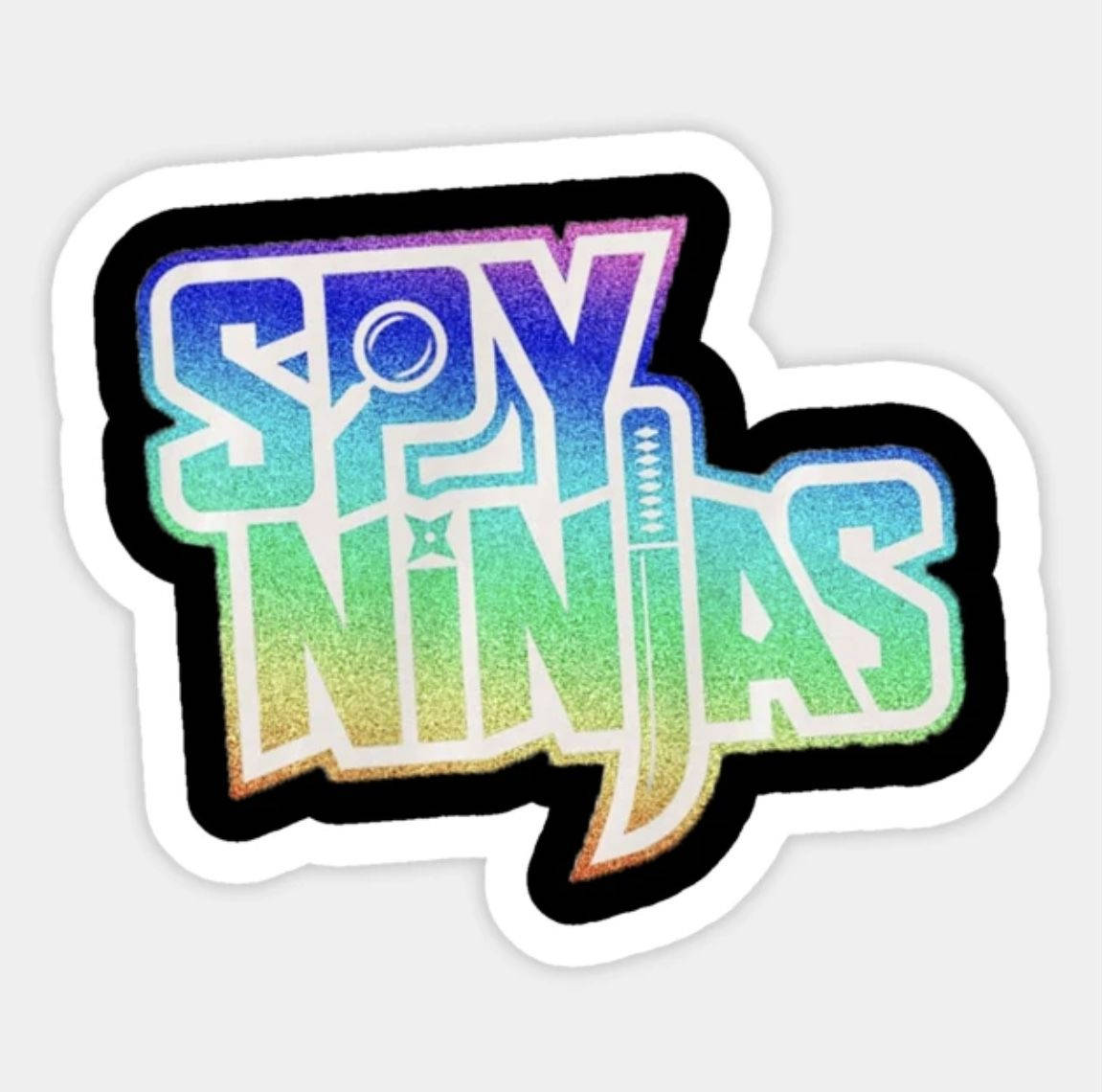 漸變動畫 桌布 壁紙 — 一張充滿活力的漸變貼紙，帶有粗體「SPY NINJAS」文字，並配有紫色、綠色和金色的忍者星和劍圖標。