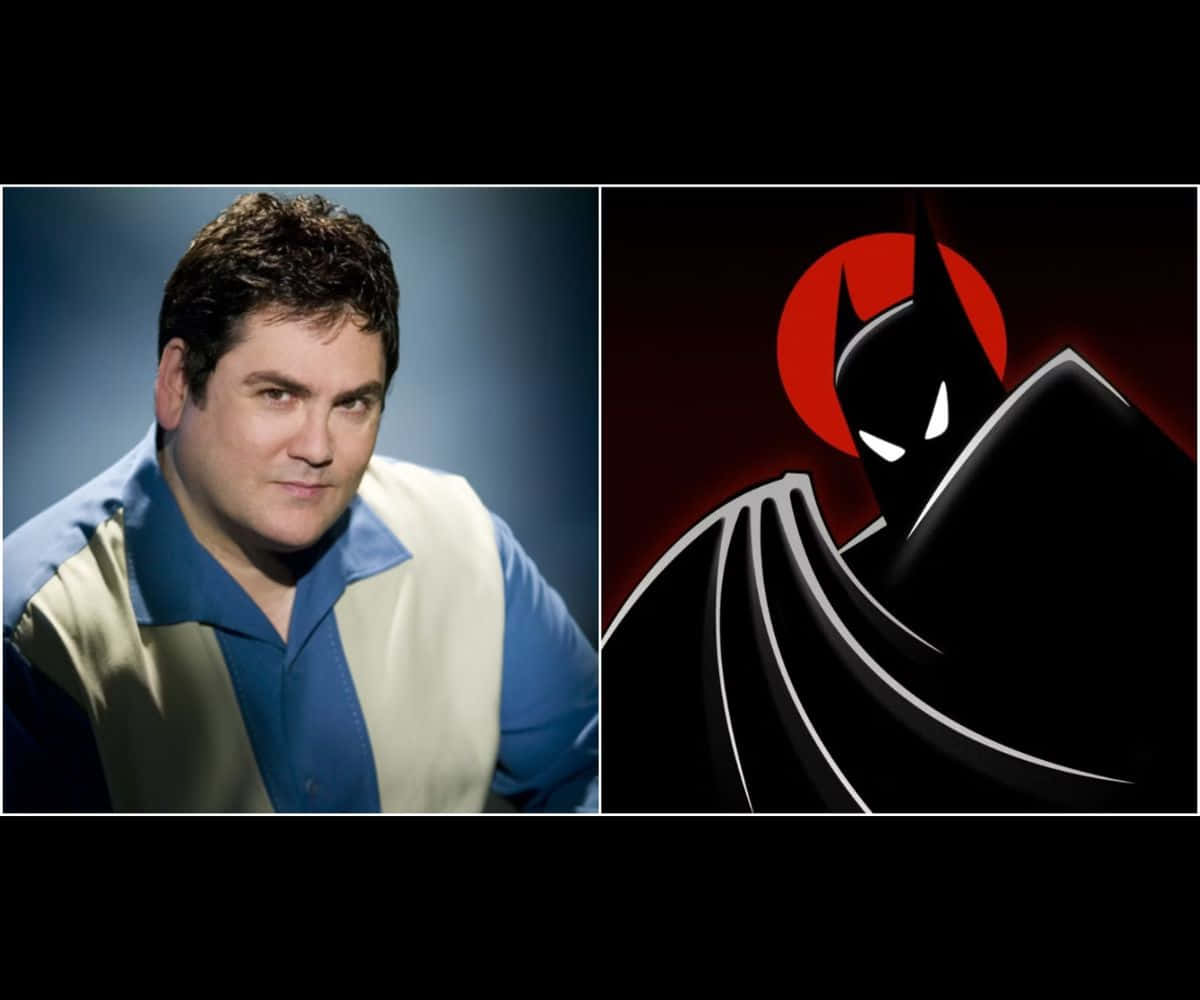 Paul Dini 桌布 壁紙 — 一張分割圖像，顯示一名身穿藍色襯衫和米色背心的男子，旁邊是風格化的黑色蝙蝠俠剪影，背景為紅色太陽。