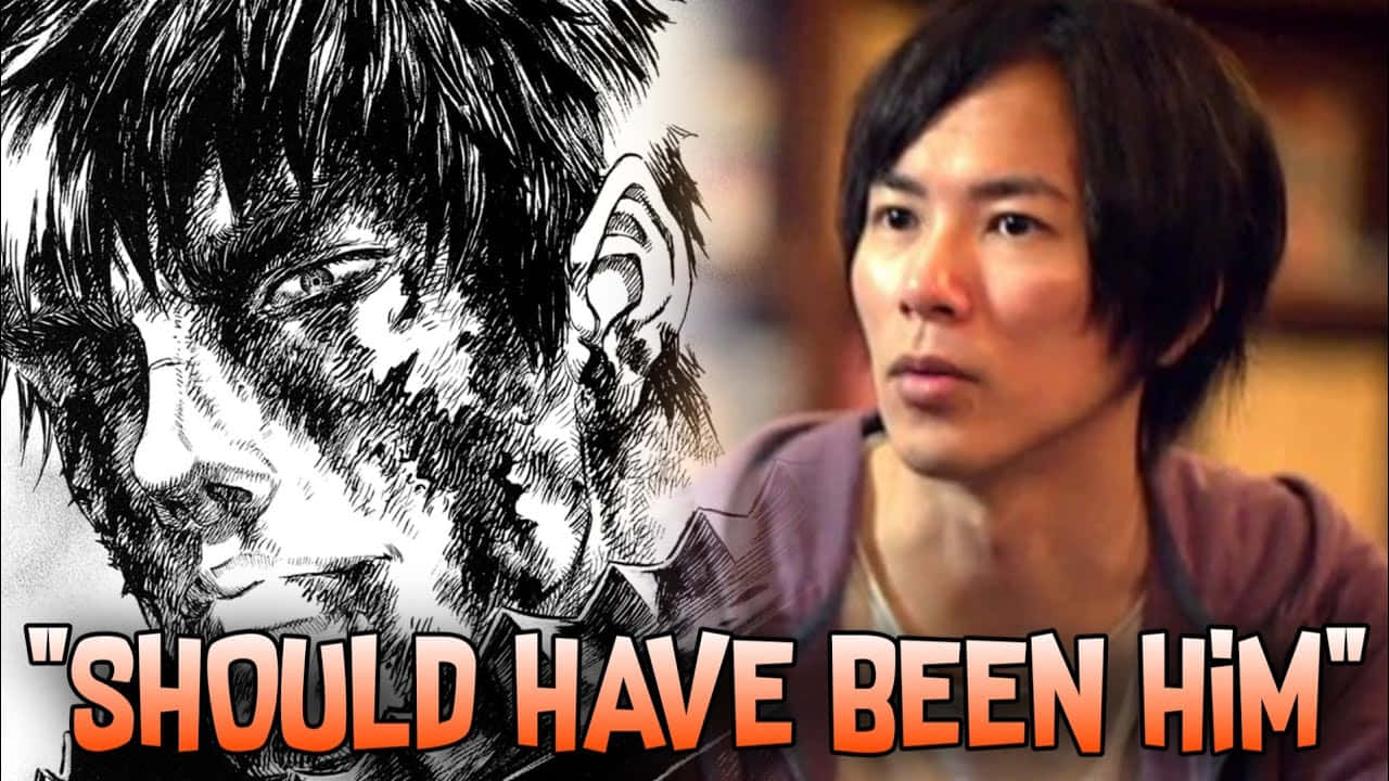 Isayama Hajime 桌布 壁紙 — 一張分割圖片顯示一個粗糙的黑白漫畫風格插圖中的男人，旁邊是一個真實照片中的深色頭髮、表情嚴肅的男人。