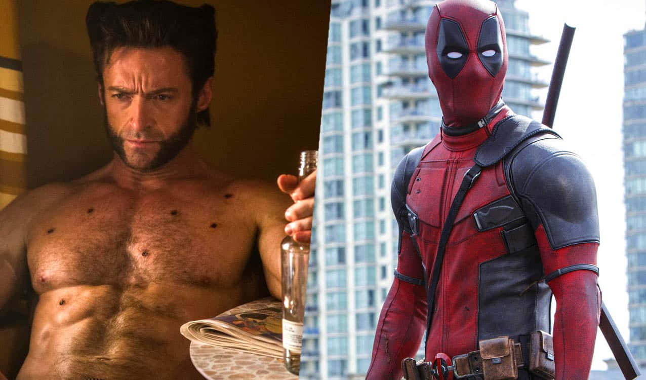 Deadpool And Wolverine 桌布 壁紙 — 一張分割圖片顯示狼人赤裸上身拿著瓶子，旁邊是穿著紅色西裝的死侍，站在城市天際線前。